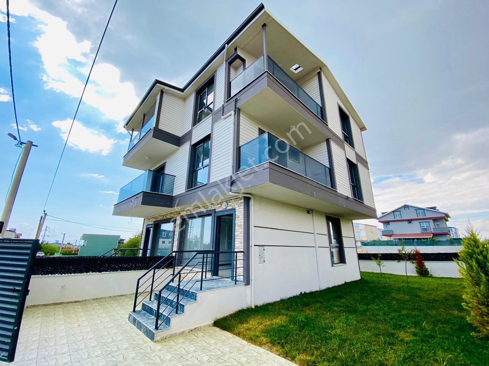 Marmaraereğlisi Yeniçiftlik Satılık Villa 4+1 Geniş Bahçeli / Köşe Başı Villa / Deniz Manzaralı !!!