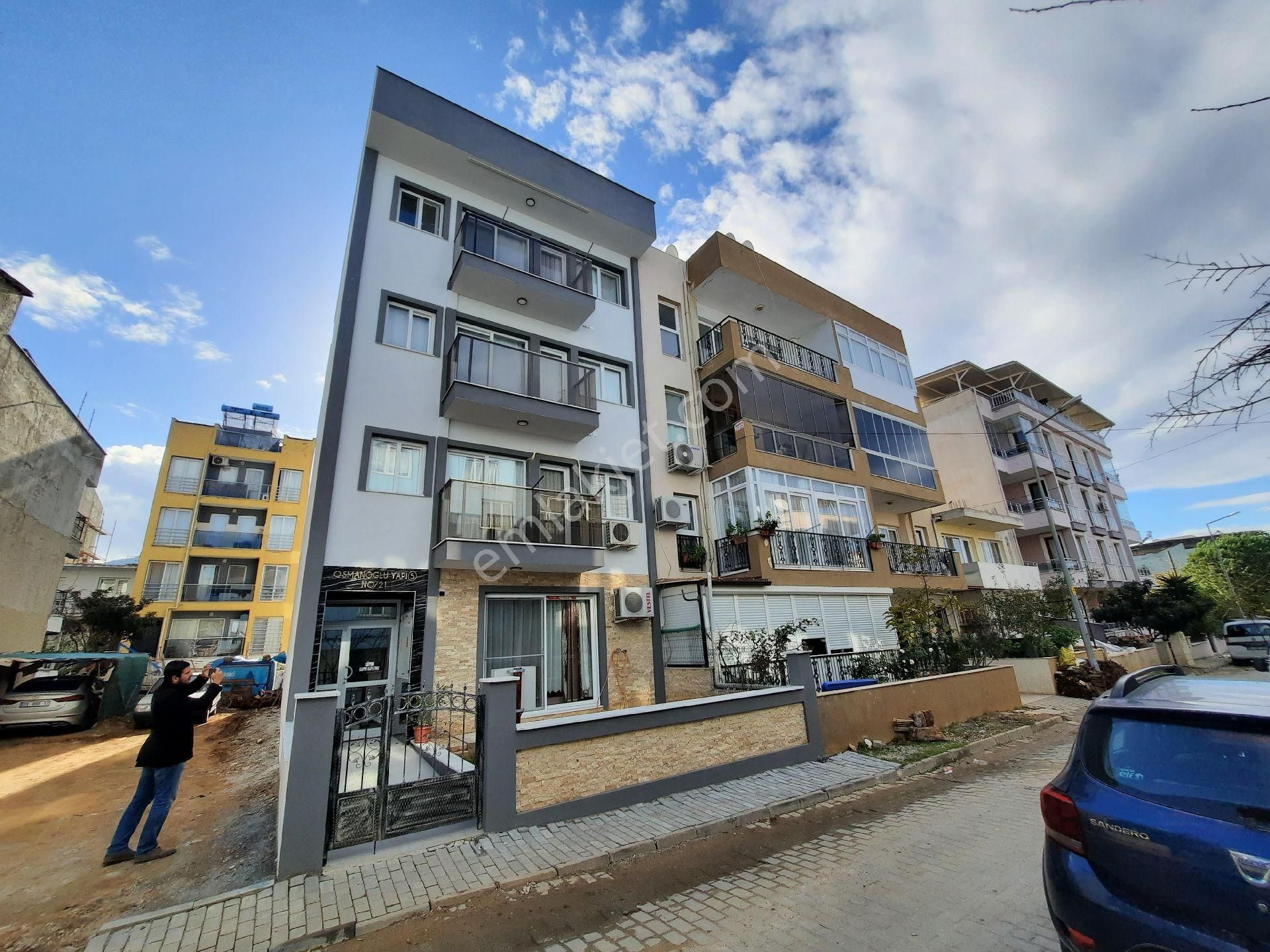 Kuşadası Davutlar Satılık Daire DAVUTLAR MERKEZDE PAZAR YERİNE YAKIN 2+1 DAİRE