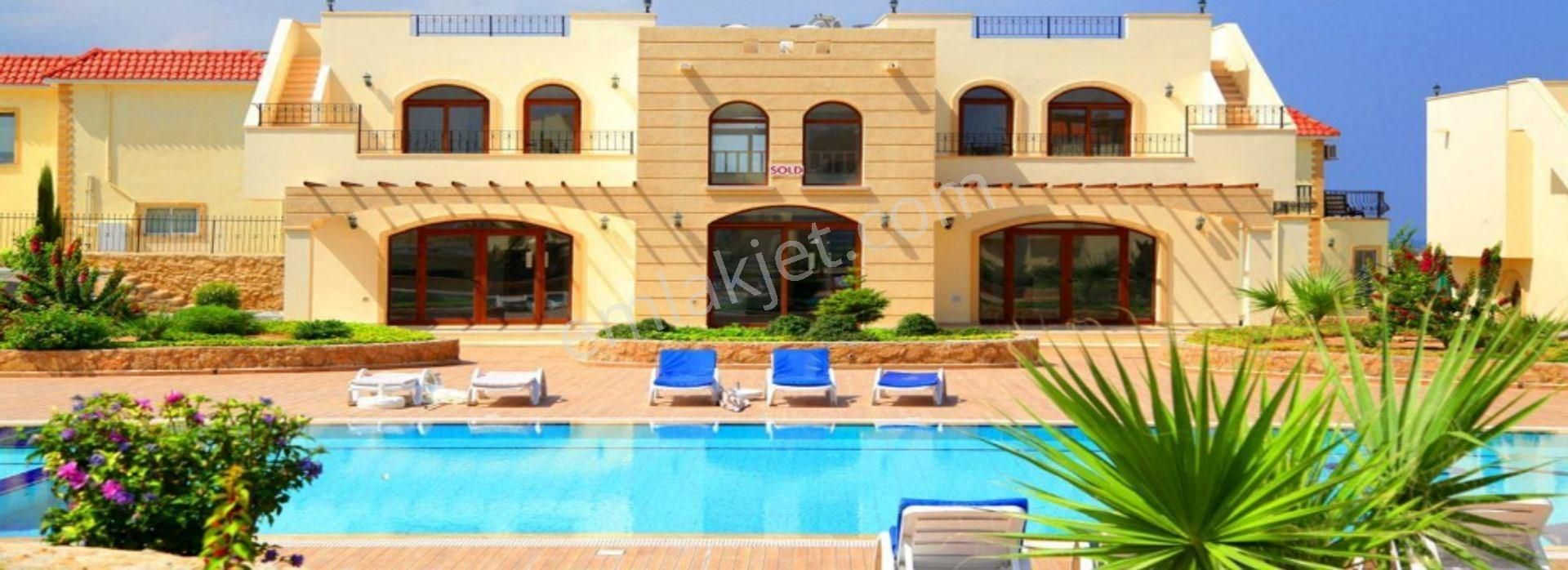 Girne Aşağı Girne Satılık Daire Kıbrıs, Girne'de Carrıngton The Resıdence 1+1 Satılık Daire