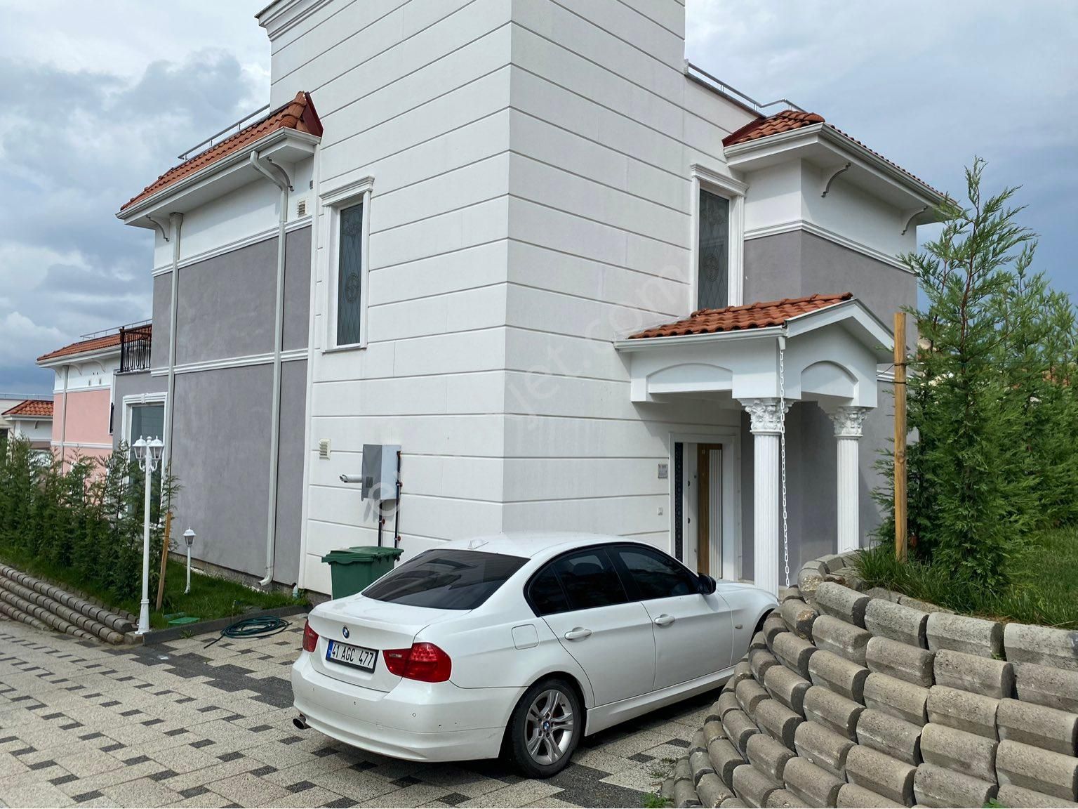 Sapanca Ünlüce Satılık Villa SAPANCA GÖLÜ MANZARALI 4+1 VİLLA