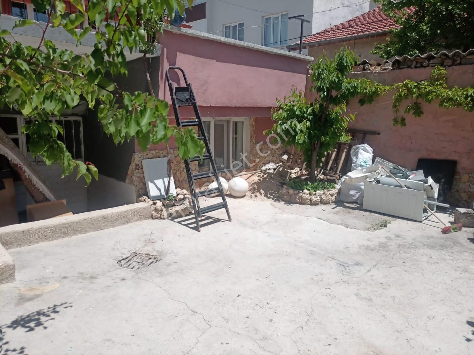 Salih Emlak'tan Satılık Mükemel Konumda Müstakil Ev (ve Arsası) - Görsel 30