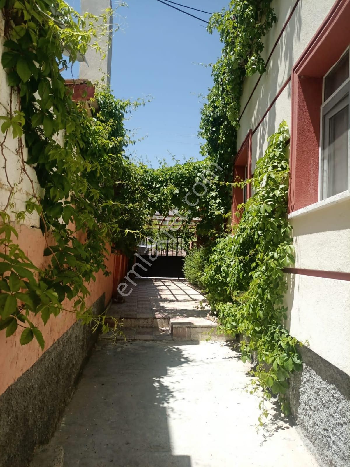 Salih Emlak'tan Satılık Mükemel Konumda Müstakil Ev (ve Arsası) - Görsel 28