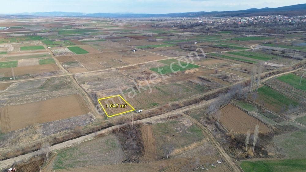 Doğanhisar Karaağa Satılık Tarla  DOĞANHİSARDA YERLEŞİME YAKIN SULAK DEREYE CEPHE 1.047 m² BAHÇELİK