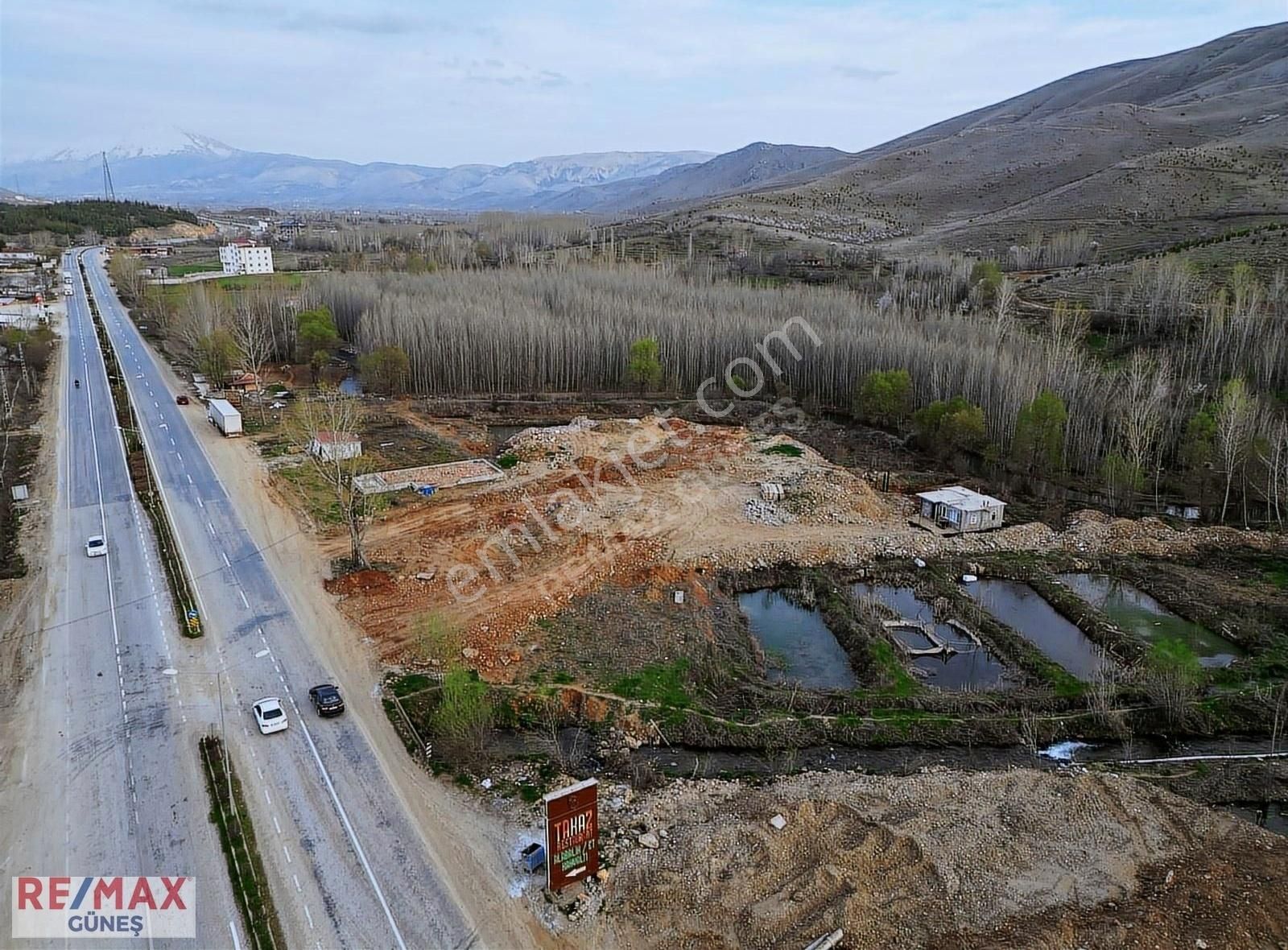 Doğanşehir Sürgü Satılık Tarla Doğanşehir Sürgü'de Ana Yola Sıfır ( 14000m2)satılık Sulu Tarla