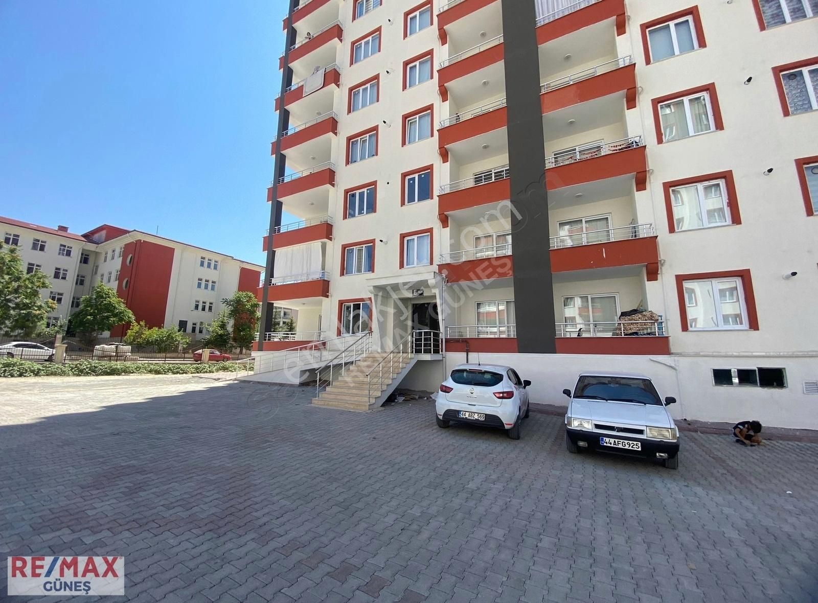 Battalgazi Göztepe Satılık Daire GÖZTEPE MEVKİİNDE RE/MAX GÜNEŞ'TEN SATILIK 3+1 SİTE İÇİ DAİRE