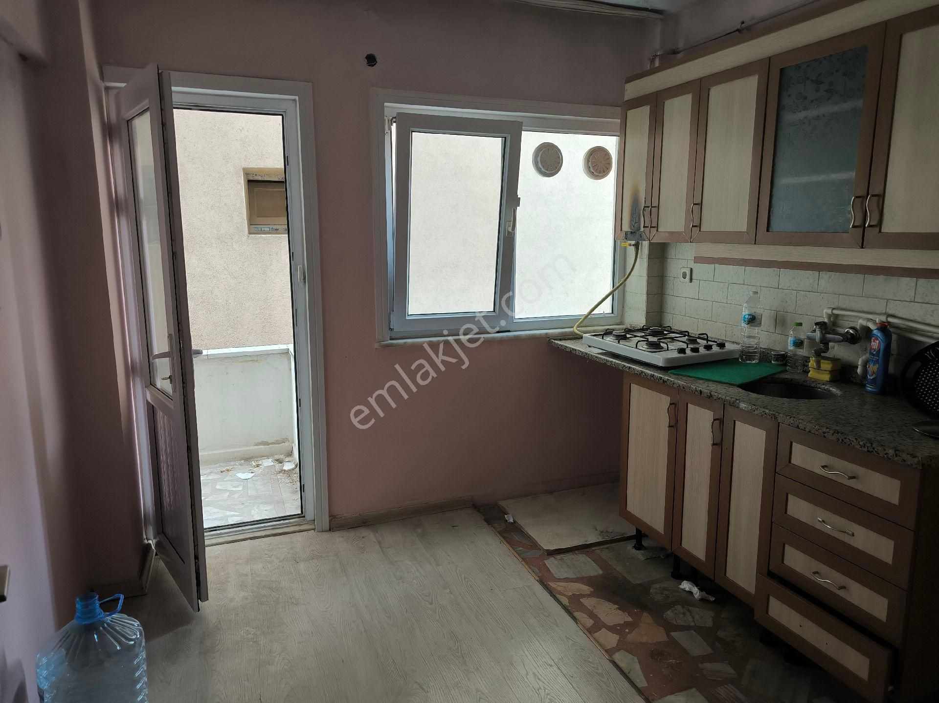 Pendik Çamçeşme Kiralık Daire  PENDİK ÇAMÇEŞME  MAH  DE  100 M2 BİRİNCİ KAT 2+1  KİRALIK DAİRE