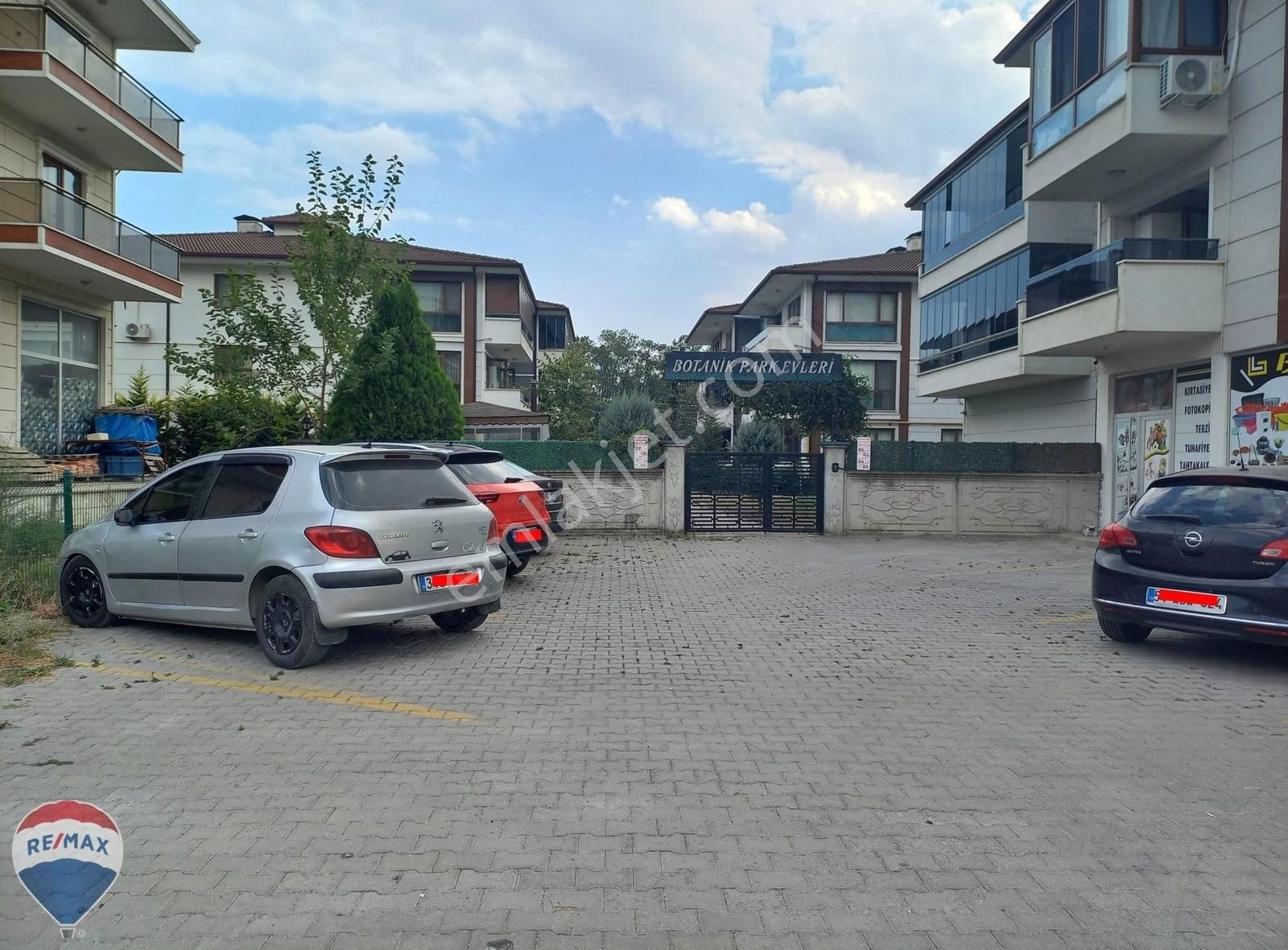 Serdivan Yazlık Satılık Daire Remax Mavi-Yazlık Vatan Mh BotanikPark Evleri Geniş Ara Kat+Köşe