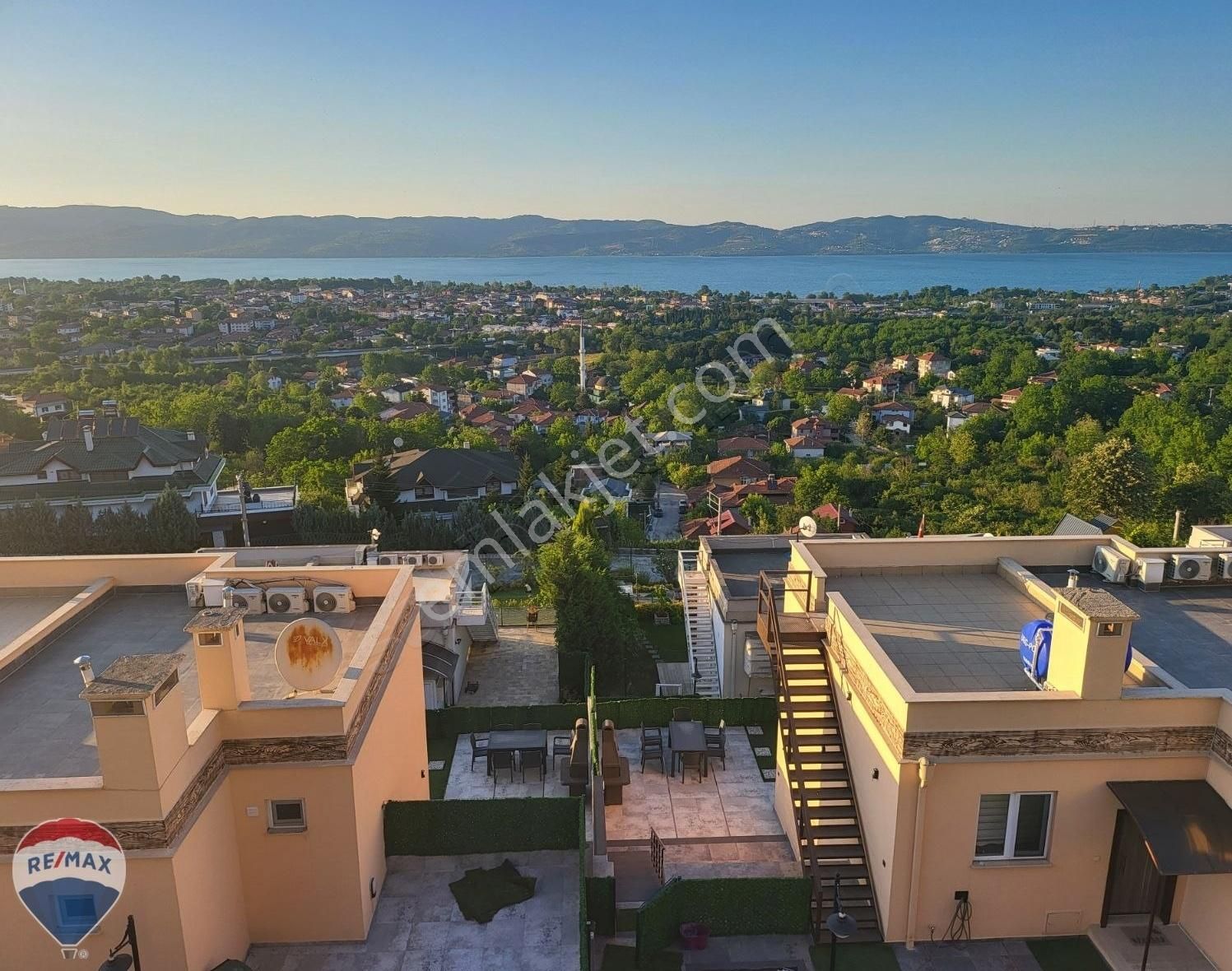 Sapanca Yeni Satılık Villa Remax Mavi'den Sapanca'da Göl Manzaralı 230 M2 Satılık Villa