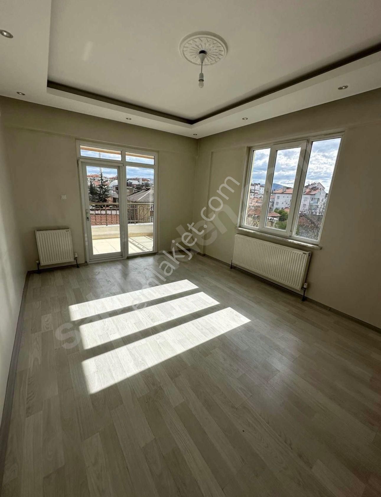 Beyşehir Bahçelievler Satılık Daire  BEYŞEHİR BAHÇELİ EVLER MAHALLESİN DE SATILIK  FERAH DAİRE