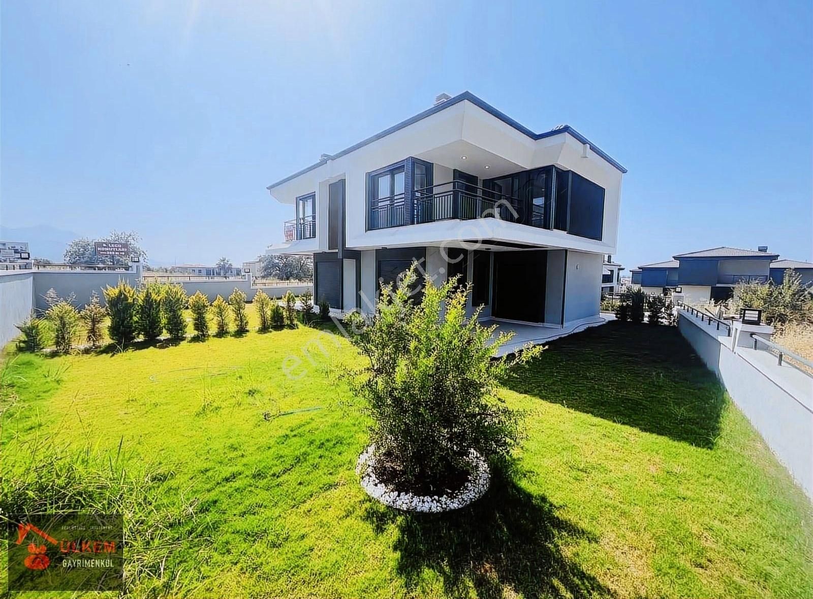 Kuşadası Güzelçamlı Satılık Villa KUŞADASI GÜZELÇAMLI 3+1 GENİŞ BAHÇE ORTAK HAVUZLU VİLLA