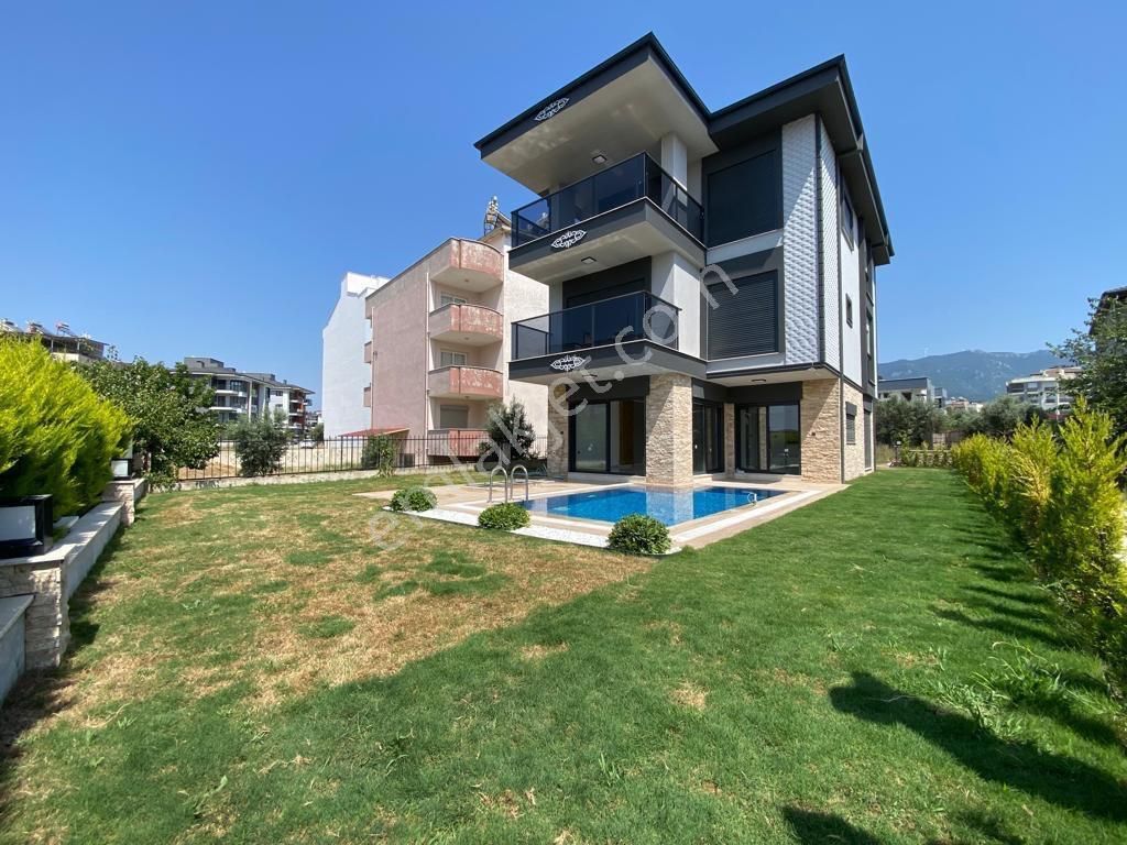 Kuşadası Davutlar Satılık Villa Kuşadası Davutlarda 6+1 Satılık Tripleks Villa