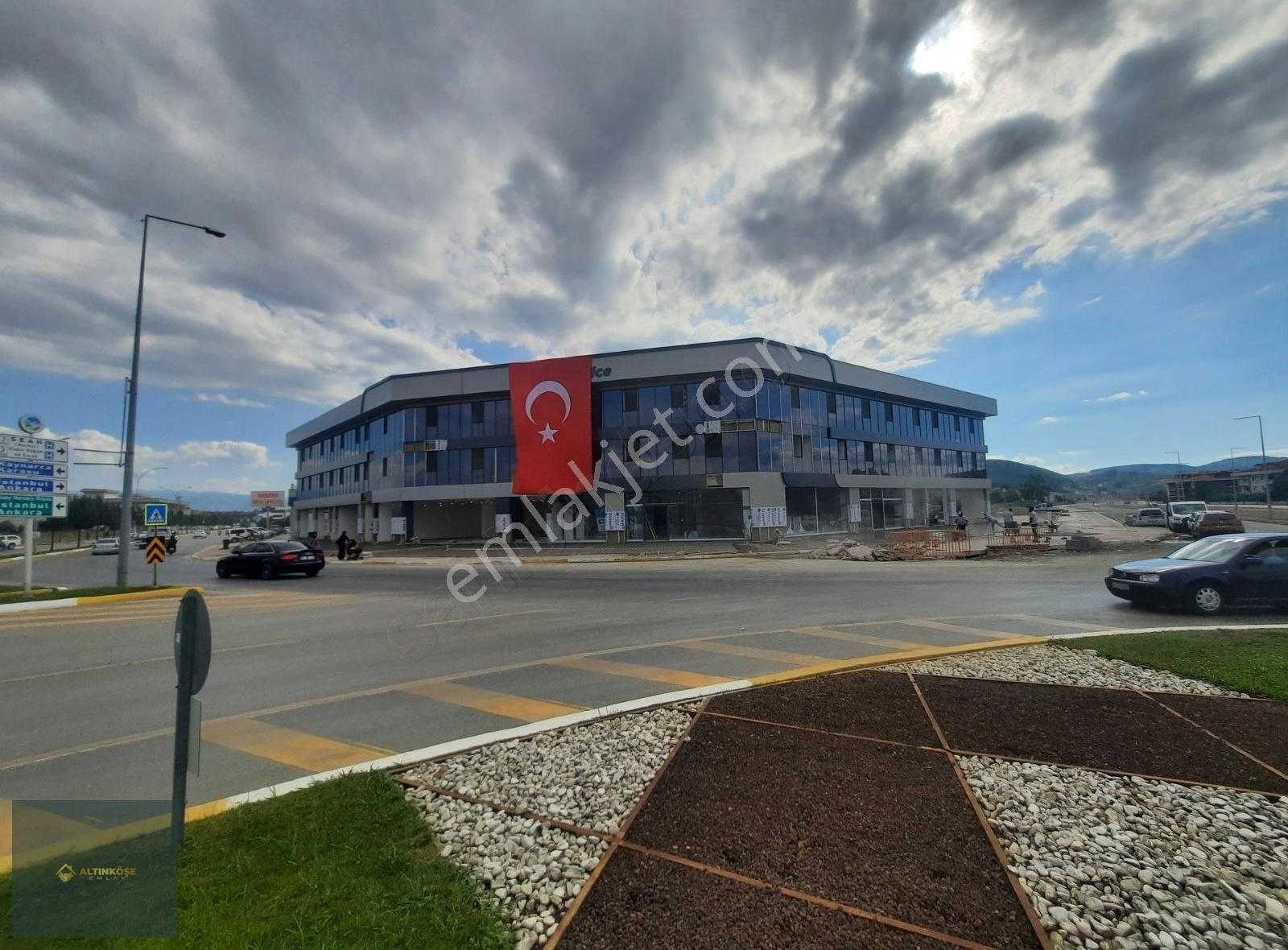 Serdivan Arabacıalanı Kiralık Ofis Serdivan Avm'ye 500 M,4 Caddeli Kavşakta,iş Merkeznde 90 M2 Ofis