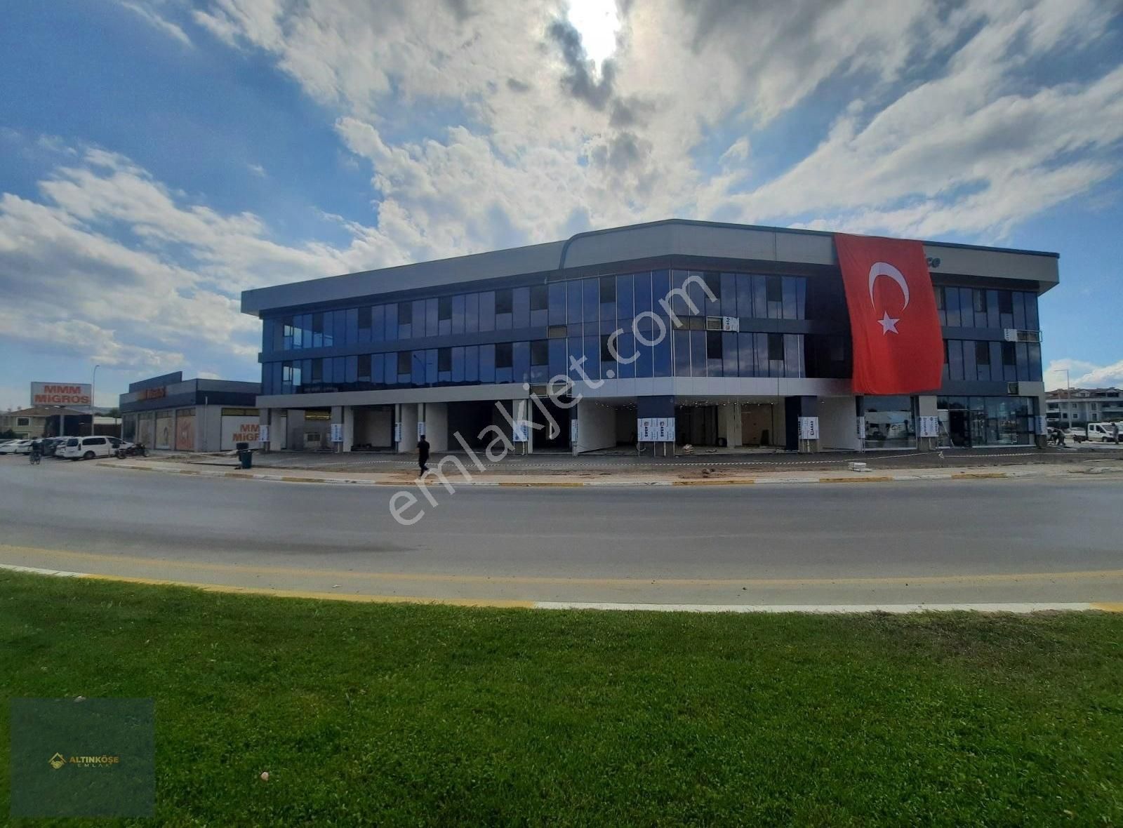 Serdivan Arabacıalanı Kiralık Dükkan & Mağaza SERDİVAN AVMYE 500 M,4 CADDELİ KAVŞAKTA,KÖŞE BAŞI,240 M2 MAĞAZA