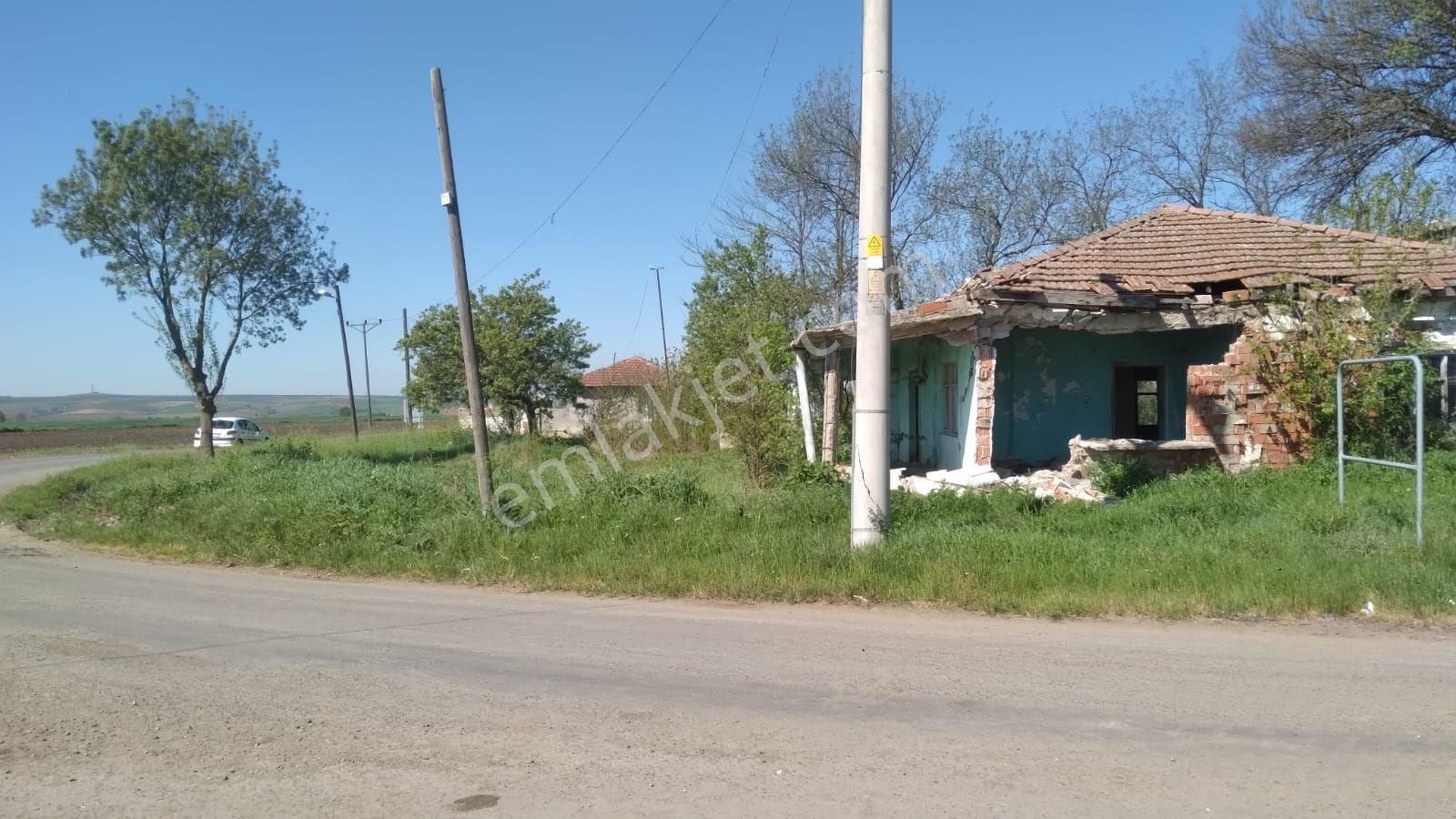 Hayrabolu Karayahşi Satılık Konut İmarlı TEKİRDAĞ HAYRABOLU KARAYAHŞİ KÖYÜNDE  KÖYİÇİ MEVKİİ (1596)M2'LİK DÖRT YOL BOYU KÖŞE ARSA SATILIKTIR.