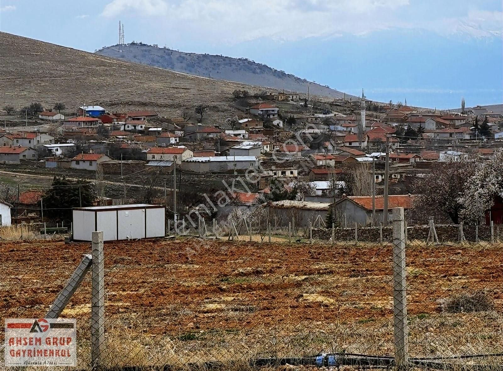 Bolvadin Kurucaova Köyü Satılık Konut İmarlı 7.900 DÖNÜM MERAYA CEPHELİ KONUT İMARLI ARSA 812m2