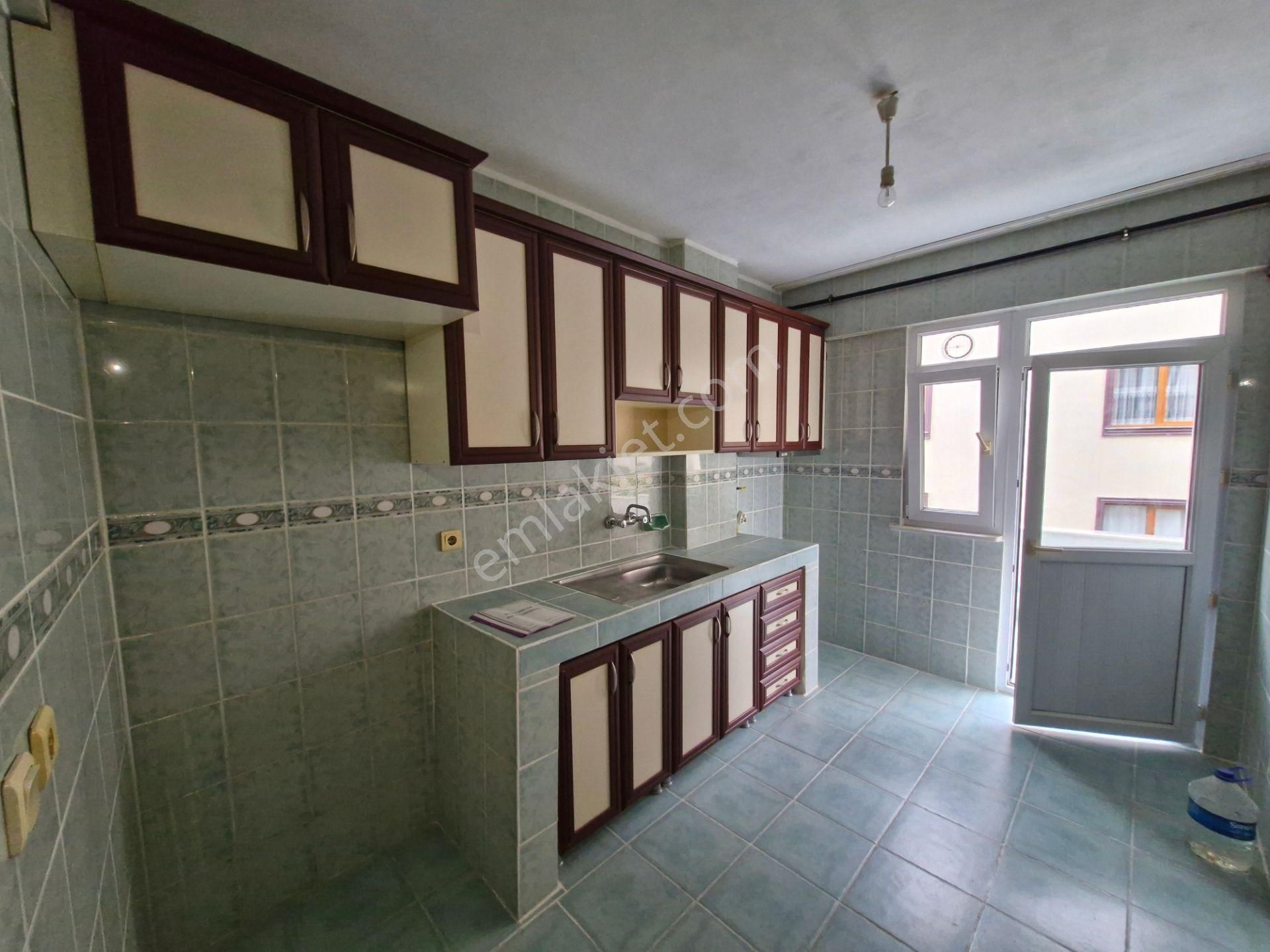 Girne'de;2.kat,balkonlu,alaturka Wc'li,kombili,ferah (2+1)