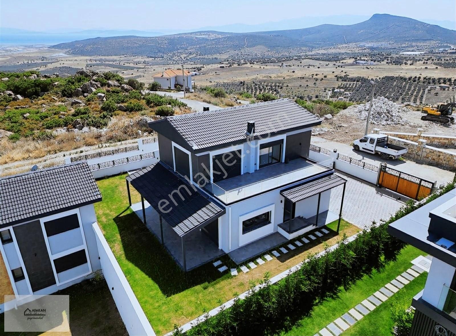 Foça Yenibağarası Satılık Villa Foçaköy'de Müstakil Havuzlu Satılık 4+1 Lüks Villa