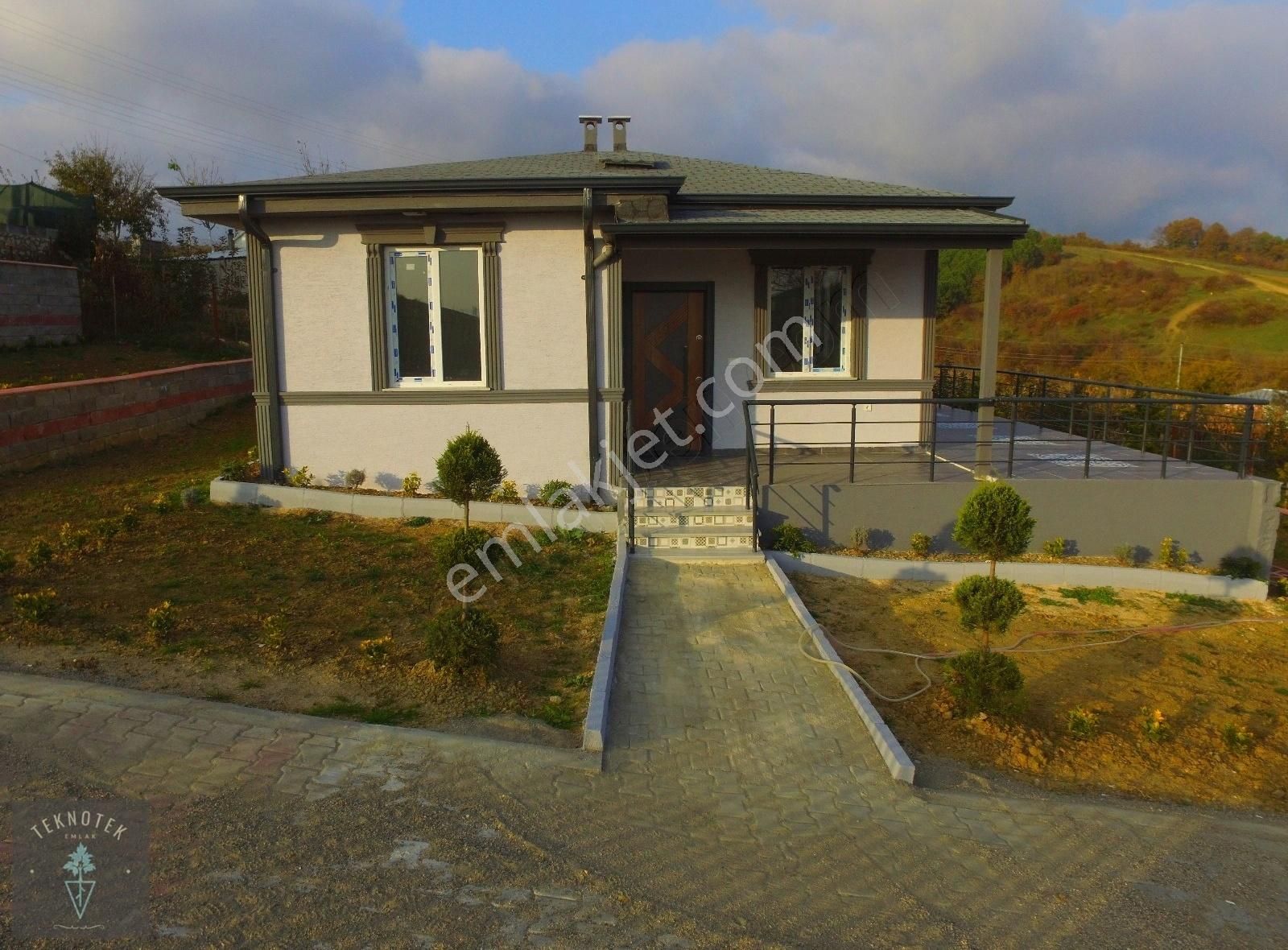 Derince Tahtalı Satılık Villa TAHTALI'DA 611 M2 ARSA ÜZERİ 85 m2 RESMİ İSKANLI 2+1 SIFIR VİLLA