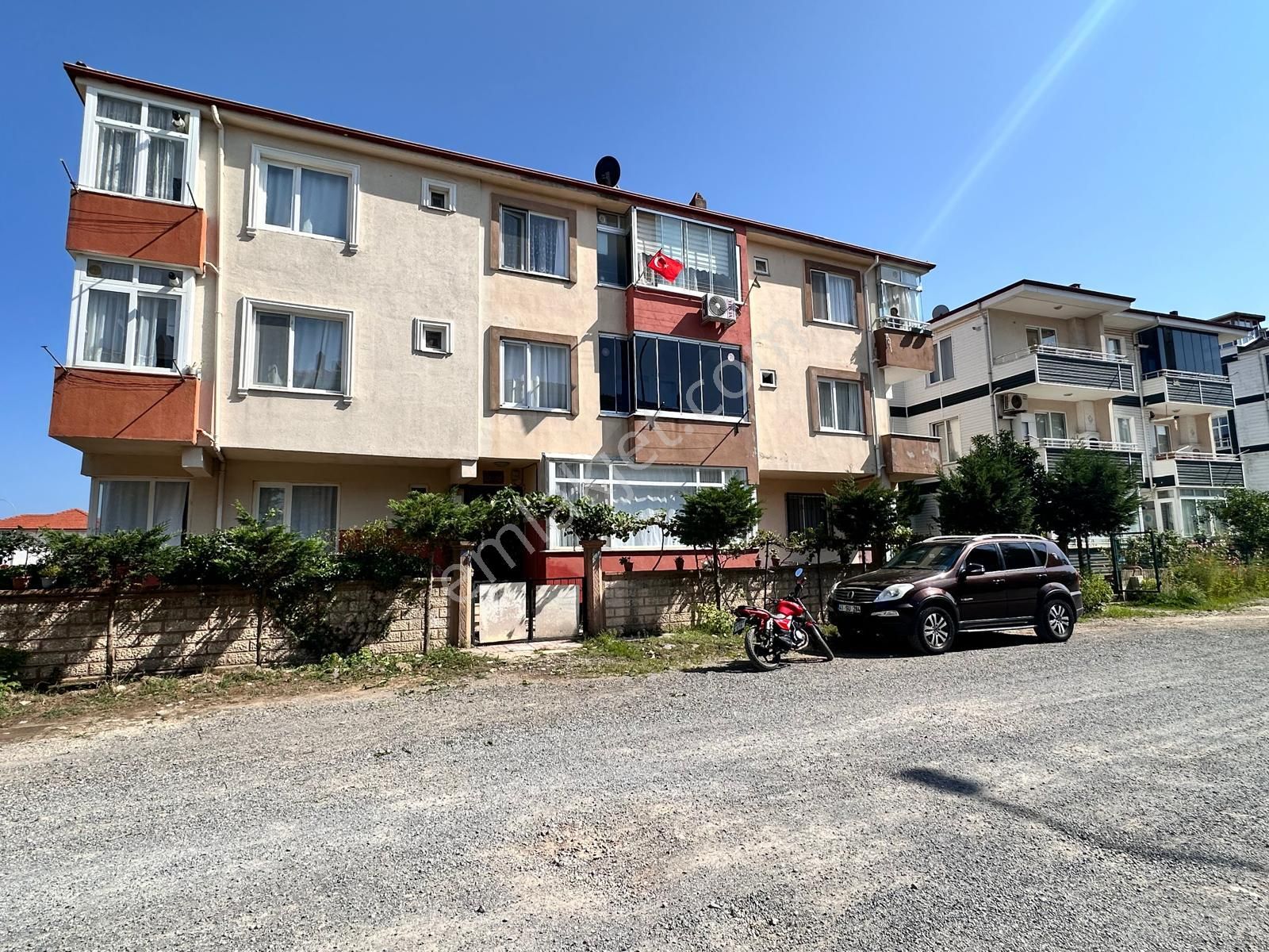 Karasu Yalı Satılık Daire  KARASU'DA DENİZE 200 METRE MÜSTAKİL BAHÇELİ 1+1 SATILIK DAİRE