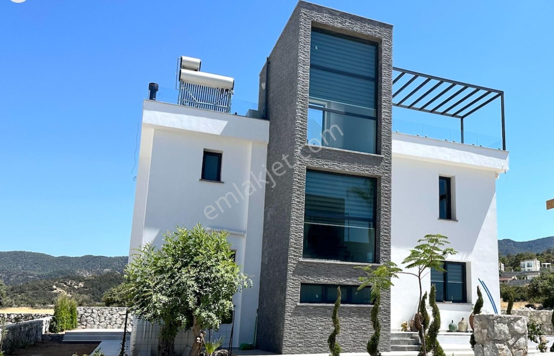 Girne Aşağı Girne Satılık Villa Kıbrıs, Girne'de Marına Park 3+1 Satılık Villa