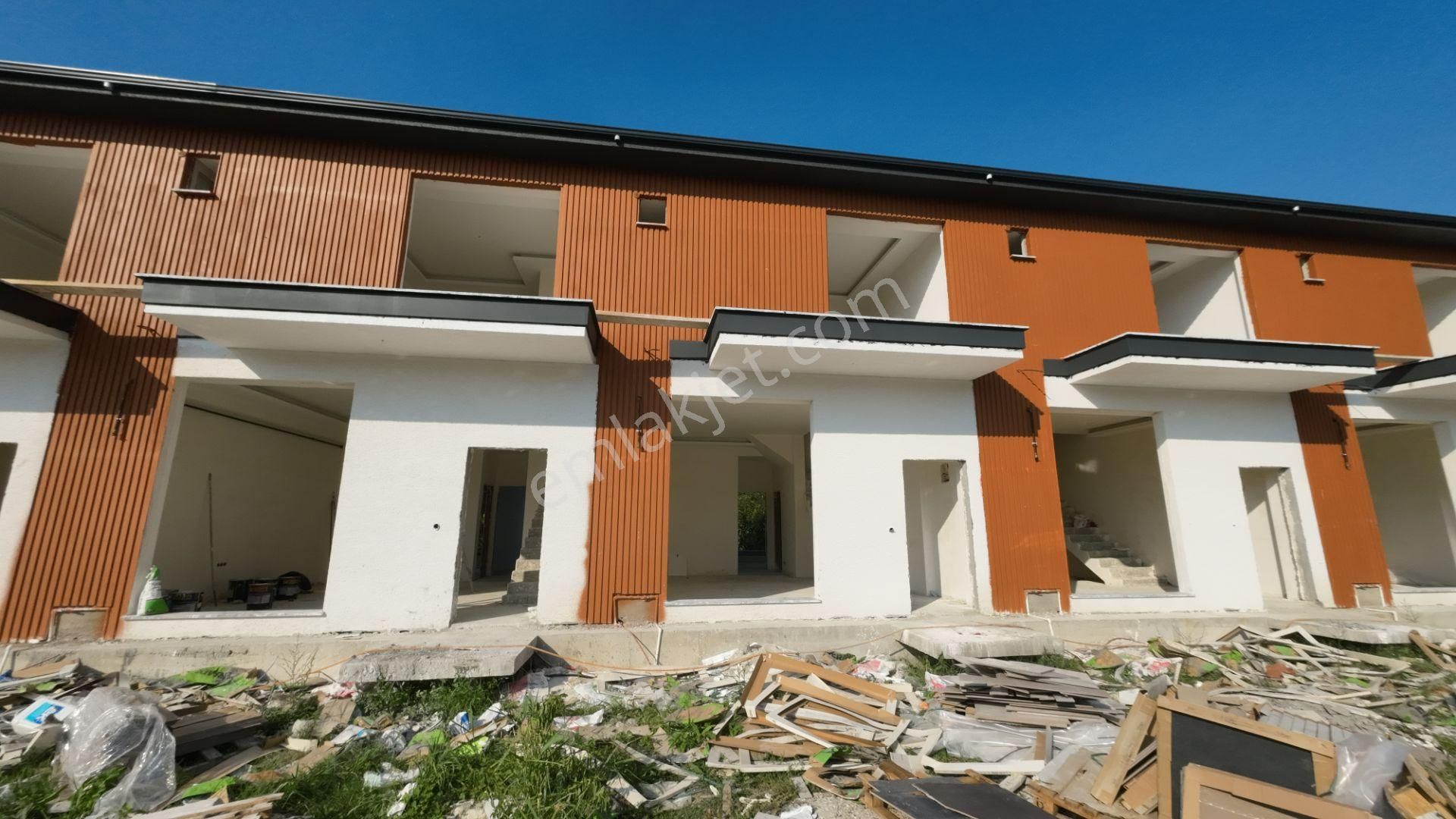 Kartepe Sarımeşe Satılık Villa  KARTEPE SARIMEŞE MAHALLESİNDE SATILIK 4+1 VİLLA