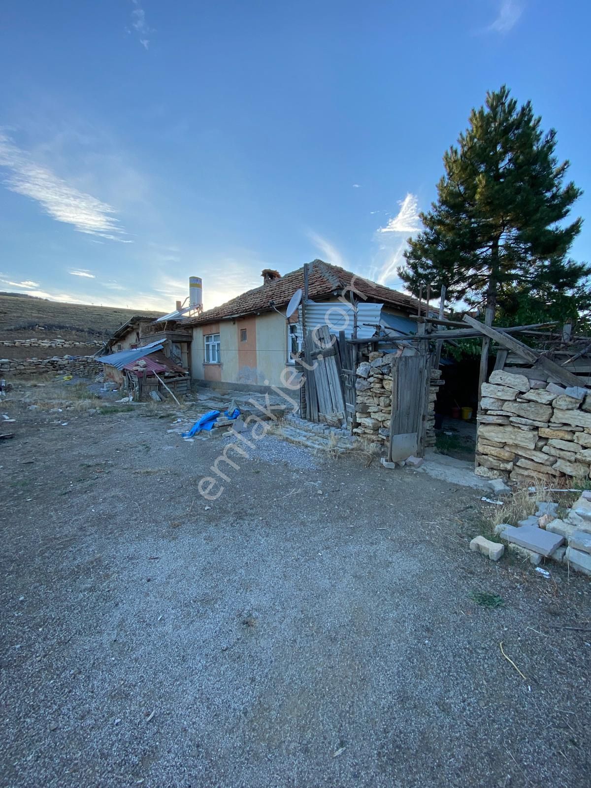 Beyşehir Ağılönü Satılık Köy Evi  BEYŞEHİR AĞILÖNÜ MAHALLESİNDE DOĞA İLE İÇ İÇE FERAH SATILIK BAHÇE EVİ.