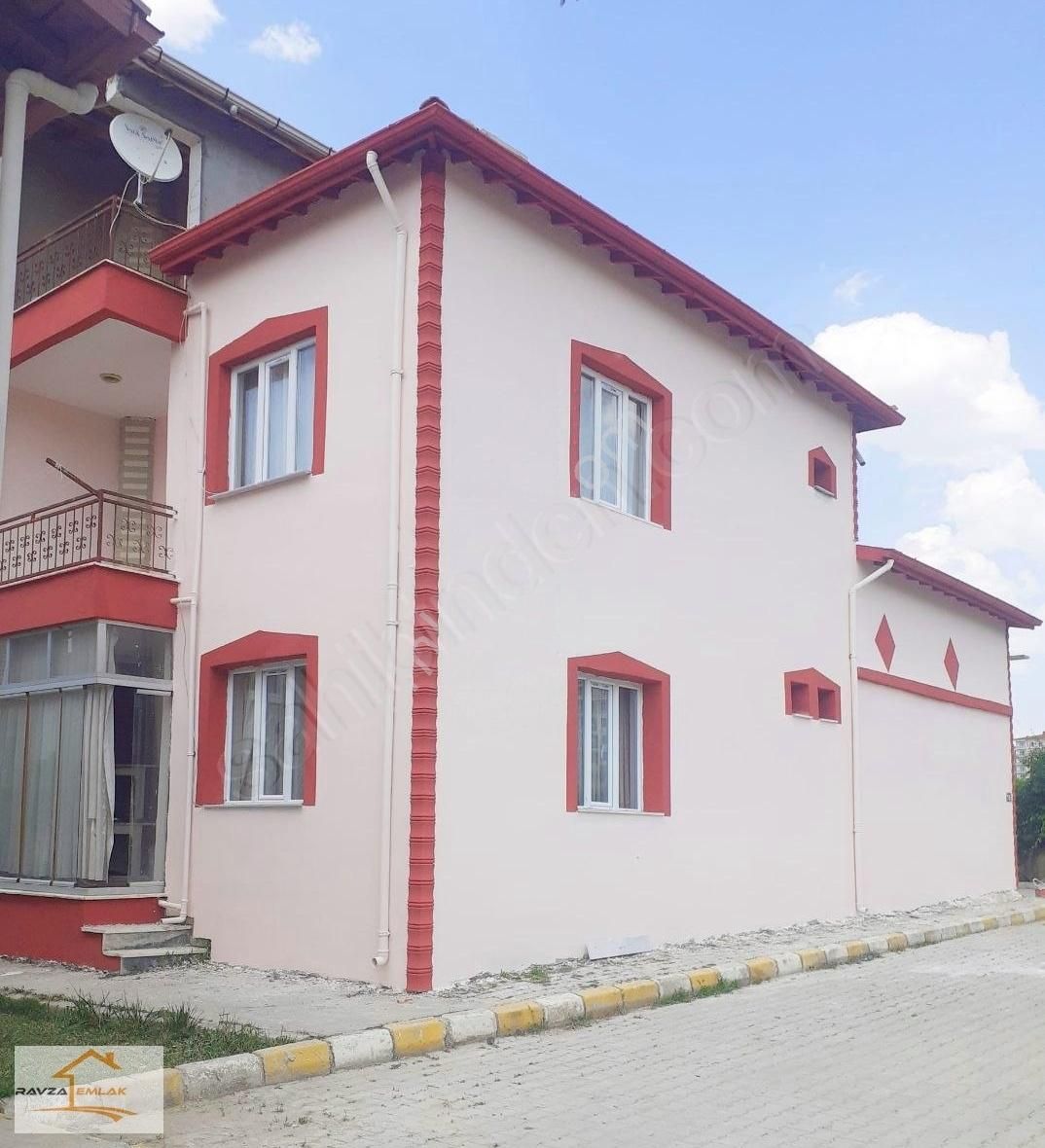 İhsaniye Yaylabağı Bld. (Esentepe) Satılık Villa Ravza Emlak'tan Gazlıgöl Beldesinde Triplex Satılık Villa