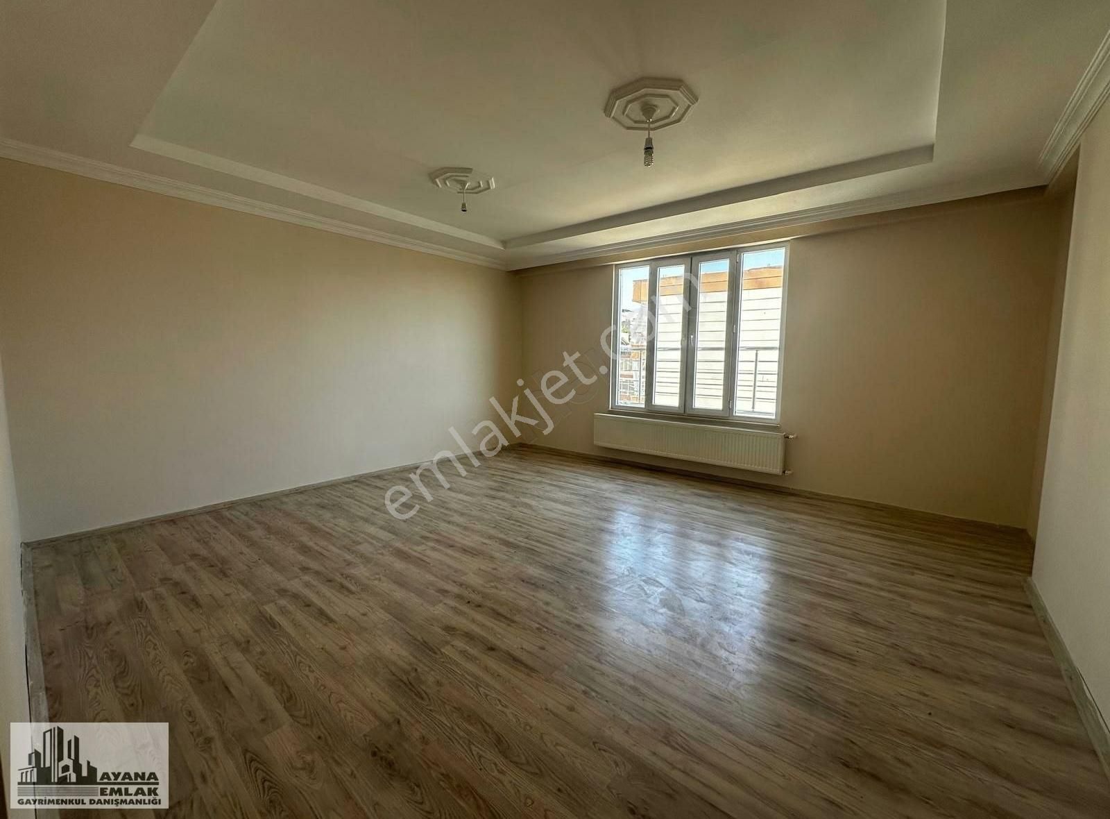 Siirt Merkez Yeni Kiralık Daire Çözüm Emlak'tan Kiralık 3+1 Daire