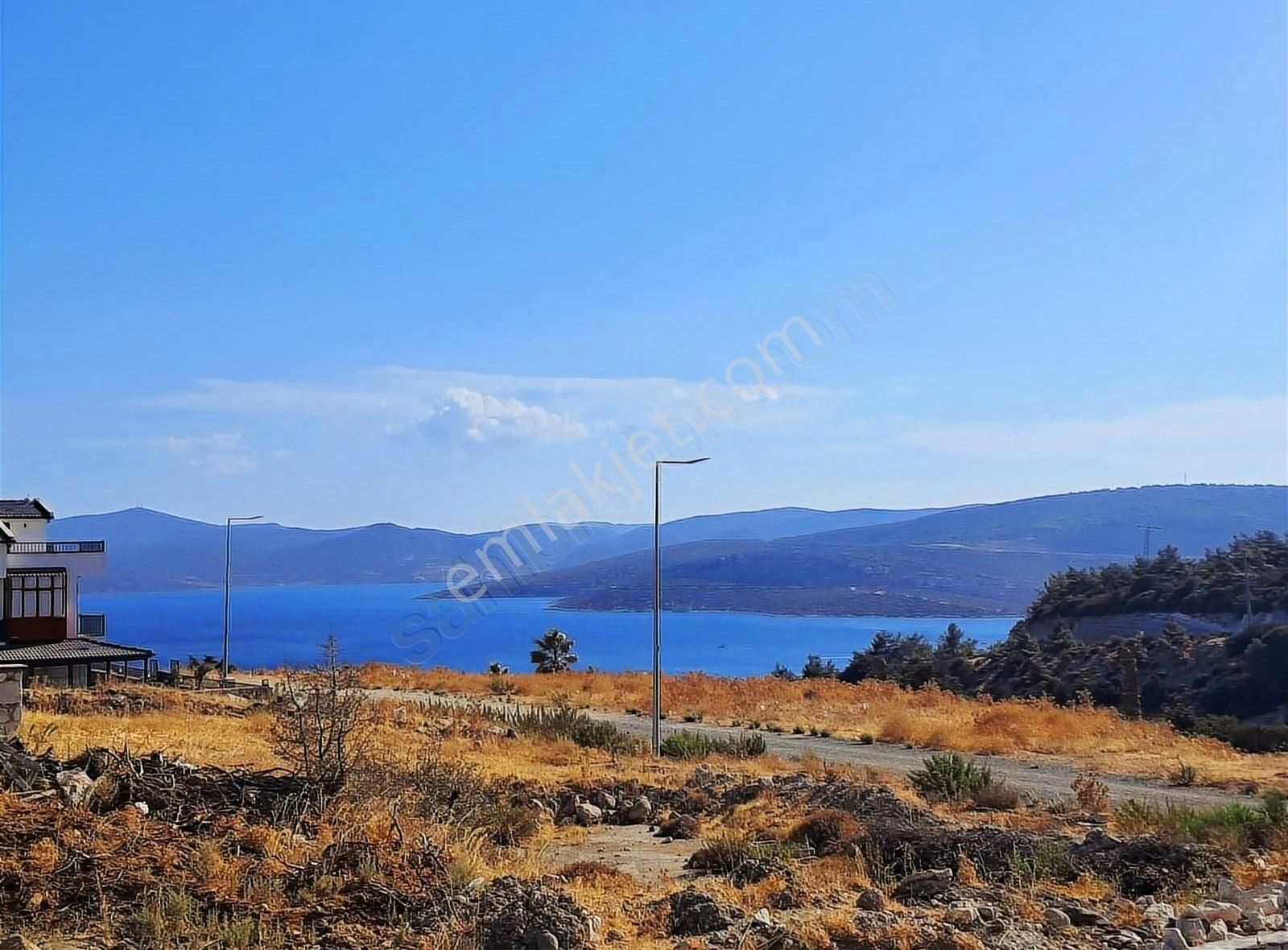 Karaburun Mordoğan Satılık Villa İmarlı MORDOGAN KAMUKENT TE MANAL KOYU MANZARALI ARSA