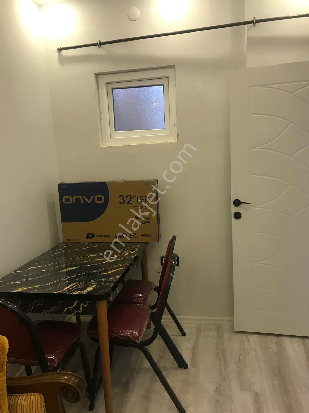 Kars Merkez Şehitler Kiralık Daire  Şehitler mahallesi cumhuriyet caddesinde sıfır 1+1 eşyalı lüx kiralık daire.