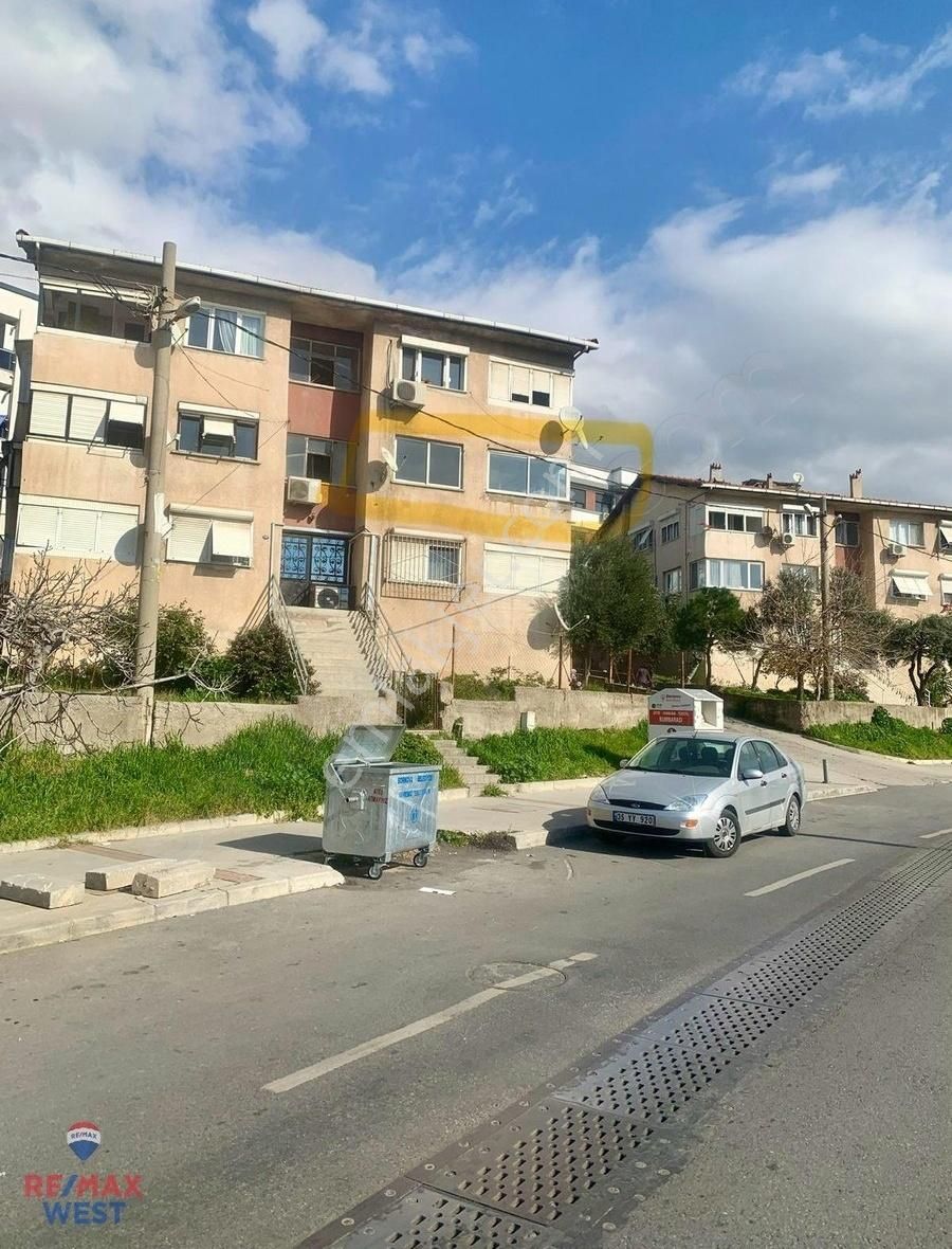 Bornova Atatürk Satılık Daire Bornova Atatürk Mahallesi Karayolları Sitesi'nde Satılık Daire