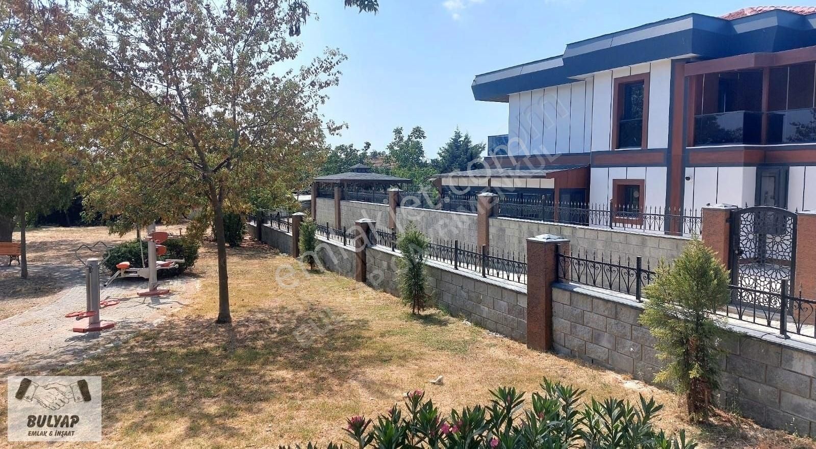 Büyükçekmece Güzelce Satılık Villa BÜYÜKÇEKMECE GÜZELCEDE 800M2 ARSA İÇİNDE İKİZ VİLLA