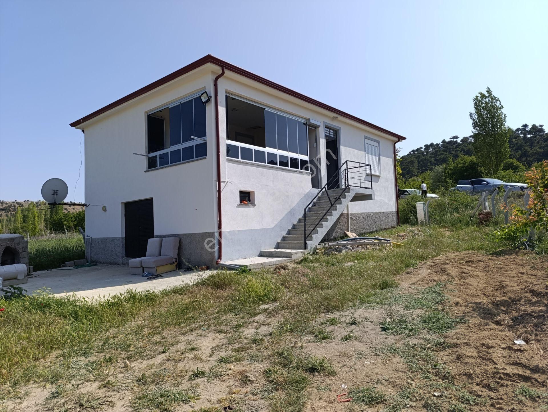 Satılık 3000.metre Kare Elma Bahçesi Elektirik Su Yolu Mevcut Tek Katlı Villa Tipi İçinde Ev Var - Görsel 9
