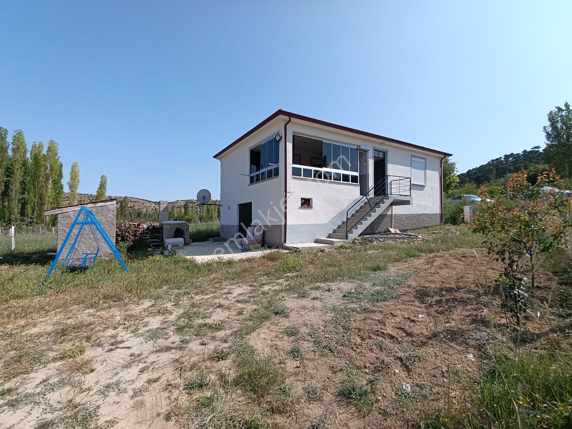 Satılık 3000.metre Kare Elma Bahçesi Elektirik Su Yolu Mevcut Tek Katlı Villa Tipi İçinde Ev Var - Görsel 10