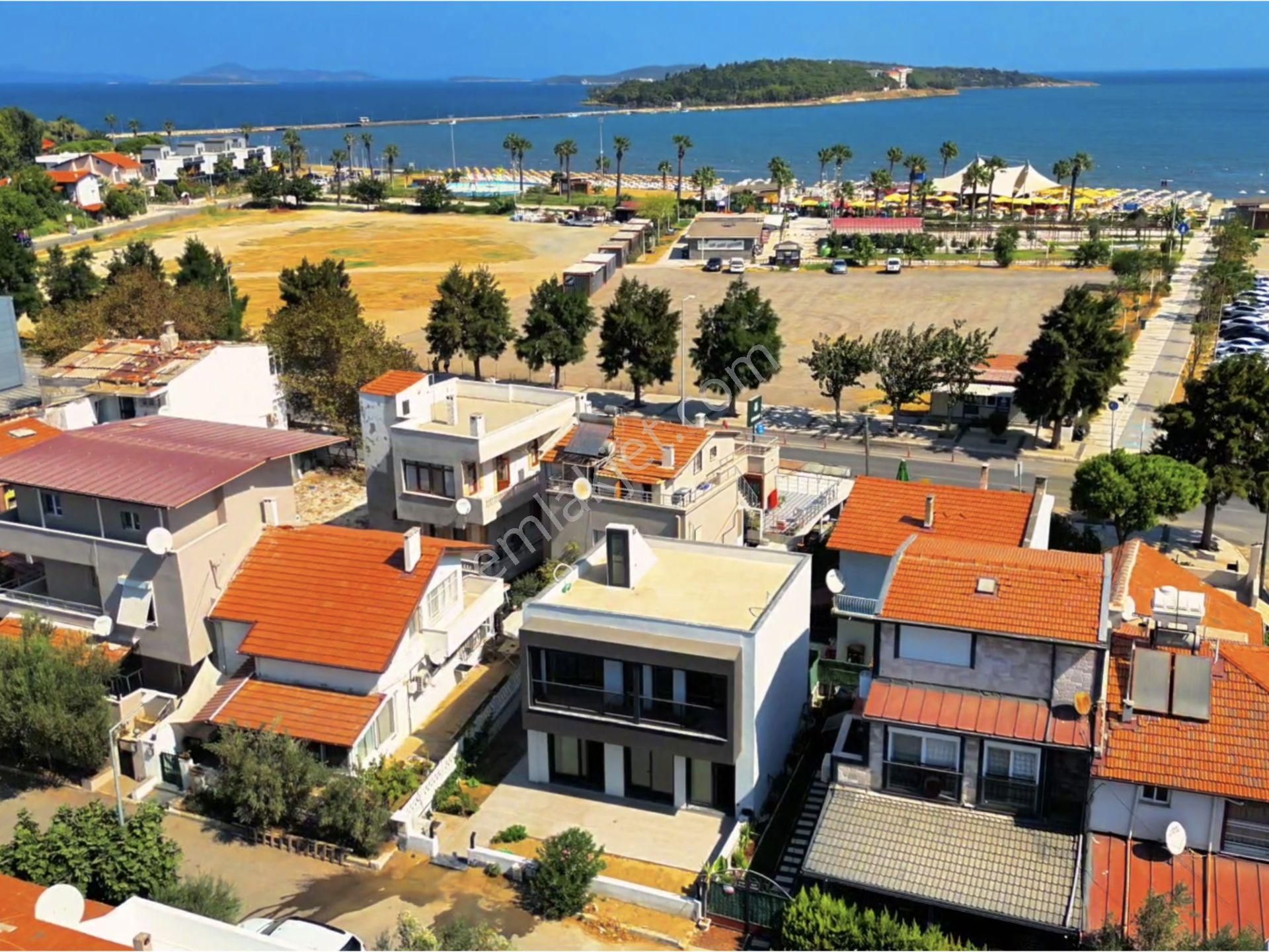 Urla Atatürk Satılık Villa  URLA KUM PLAJINDA TAMAMEN YENİLENMİŞ SATILIK VİLLA