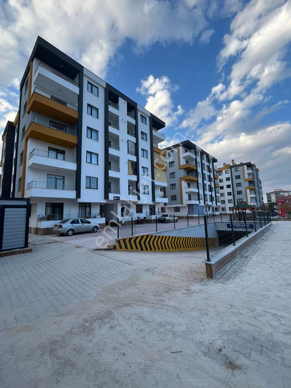 Karatay Mengene Satılık Daire FETİH CADDESİ CUMA PAZARI ARKASI 3+1 DAİRE ARAKAT