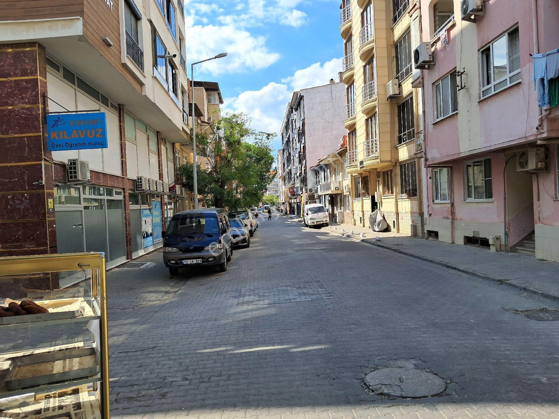 Edremit Cumhuriyet Satılık Daire Balıkesir/Edremit'te inönü cad.Tugay yakın 40m2 cadde üzerinde işyeri