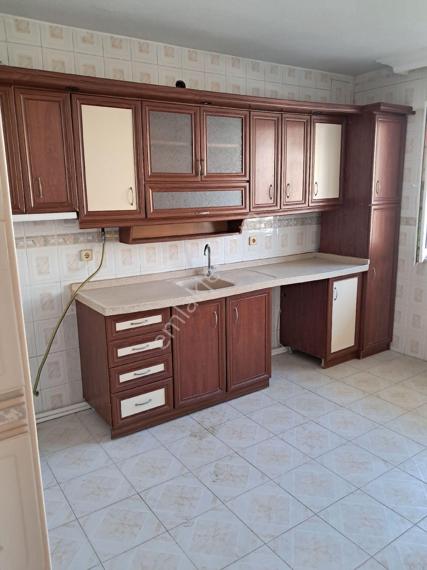 Edremit Cumhuriyet Kiralık Daire Balıkesir/edremit'tedoğalgazlı P.tesive Tugay,askerlik Şb.300m.4.kat 140m2 Doğalgazlı Bahçeli Daire