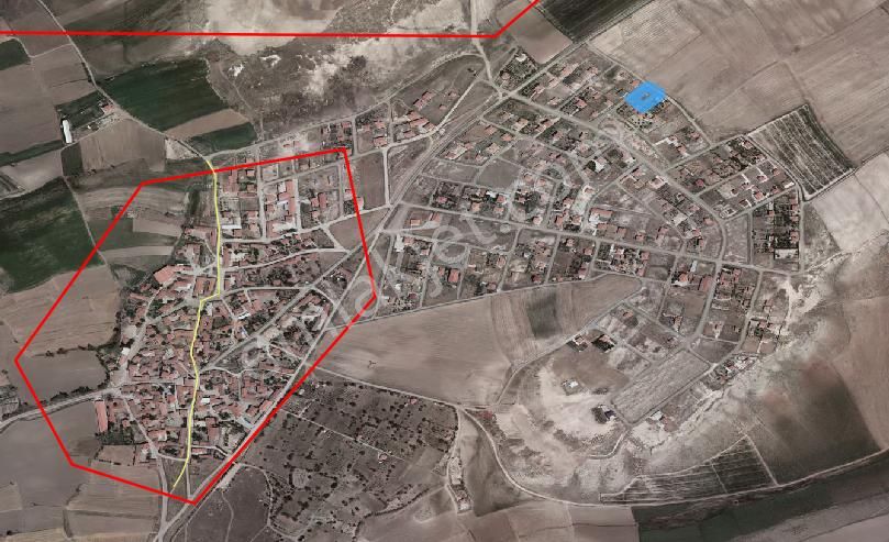 Çorum Pehlivan Emlaktan Karaca Köyde İçinde Evide Bulunan Satılık Arsa