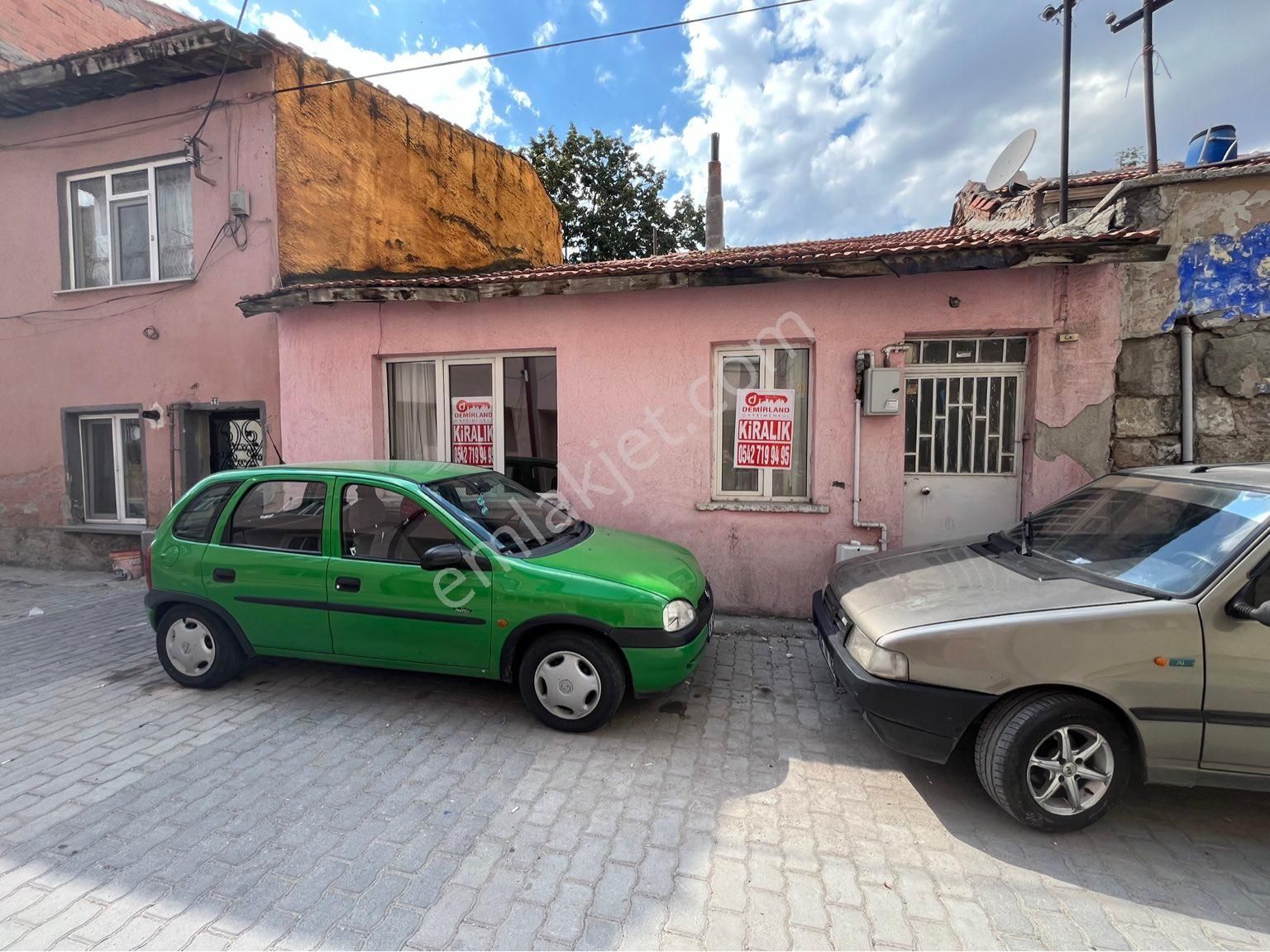 Kütahya Merkez Gaybiefendi Kiralık Müstakil Ev DEMİRLAND GAYRİMENKUL’DEN KİRALIK MERKEZDE MÜSTAKİL EV