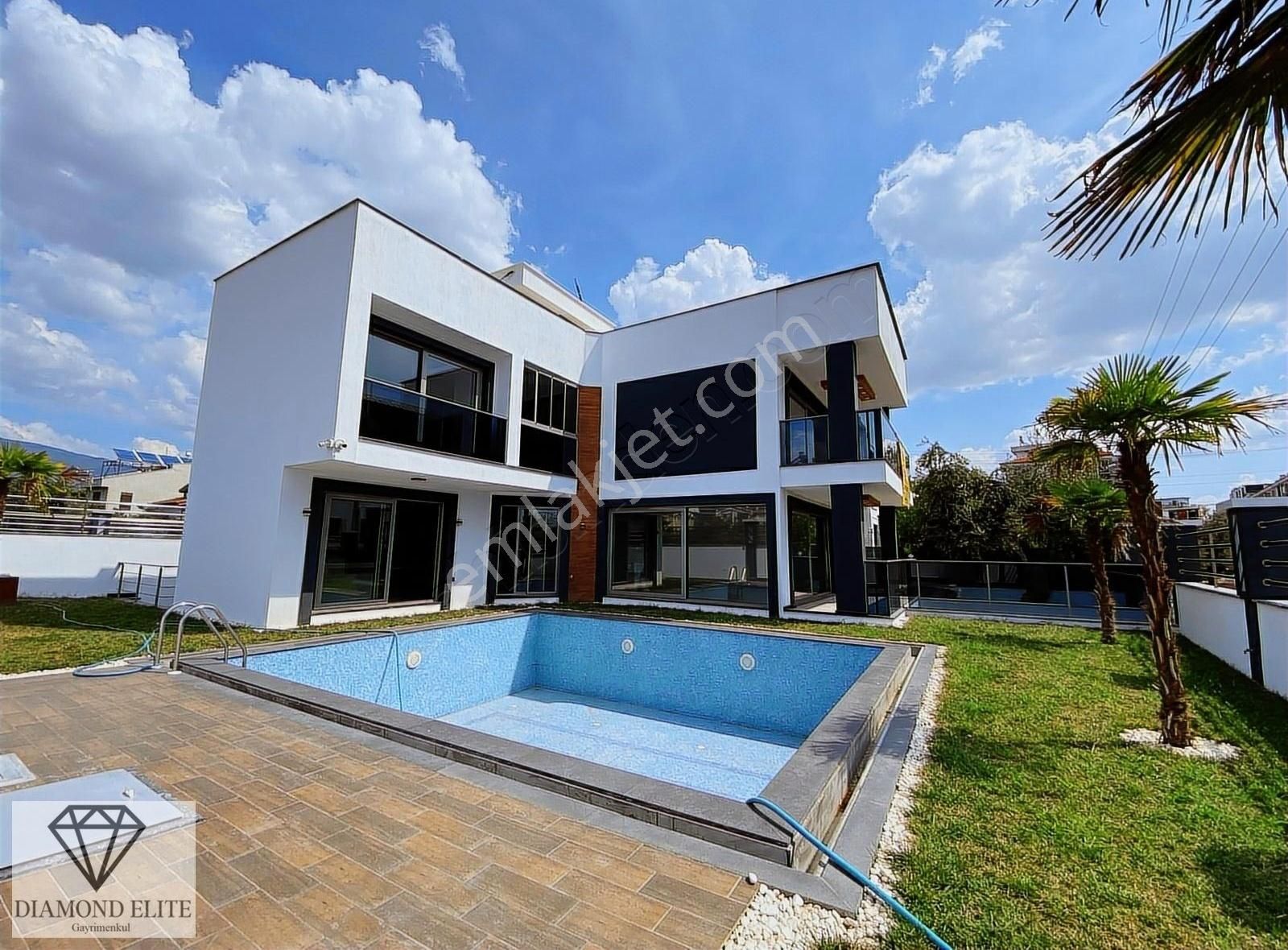 Edremit Akçay Satılık Villa KÖRFEZİN EN LÜKS VİLLASI 480m² ARSA 320m² VİLLA 42m² HAVUZ