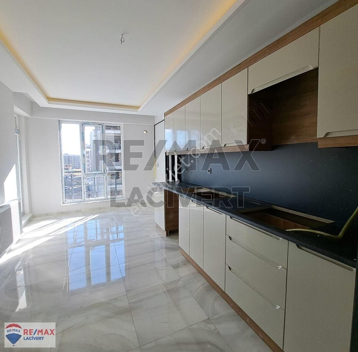 Yakutiye Kurtuluş Satılık Daire Re/max Lacivert'ten Hilalkent'te Satılık 4+1 Lüks Daire