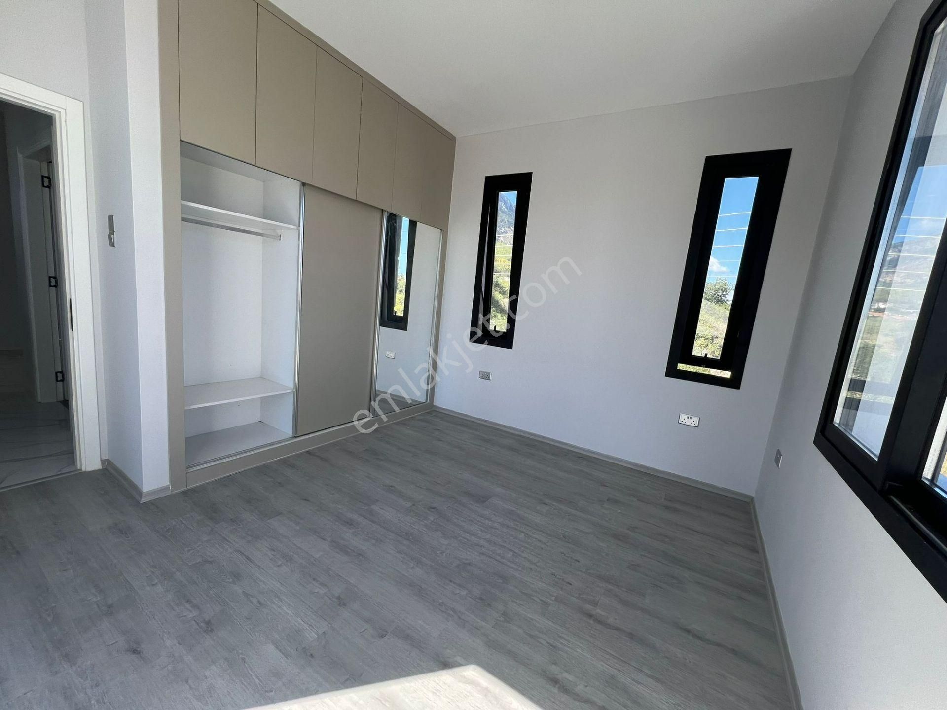 Girne Lapta'da Satılık 4+1 Villa !!! - Görsel 12