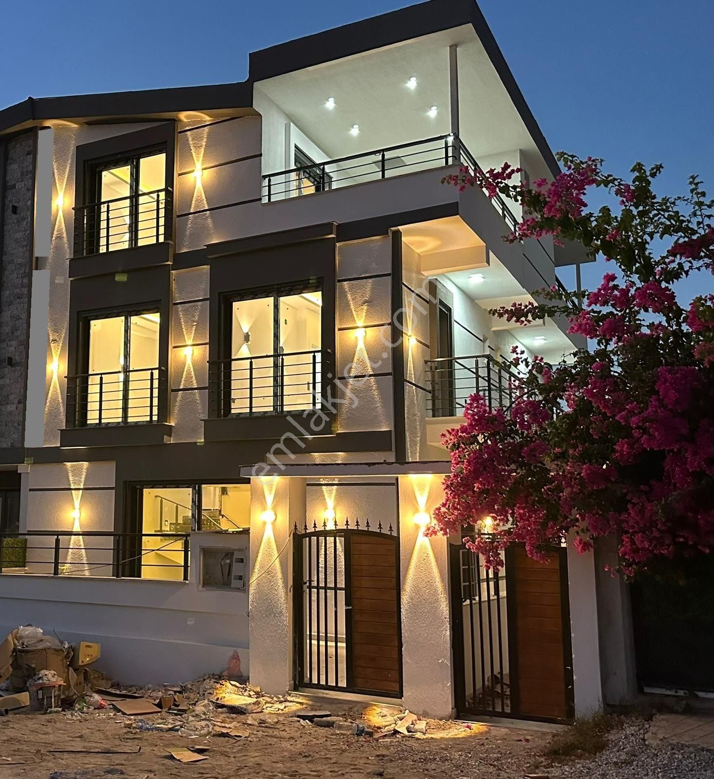 Didim Hisar Satılık Villa  AYDIN DİDİMDE ÖN CEPHELİ HAVUZLU VE BAHÇELİ 3+1 AÇIK MUTFAKLI TERASLI VİLLAMIZ SATILIKTIR