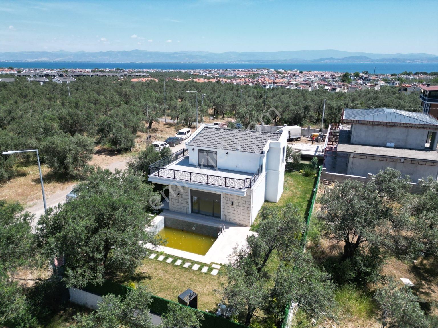 Edremit Tahtakuşlar Satılık Villa  ALTINOLUK GÜRE ARASINDA 420m2 ARSA İÇERİSİNDE 4+1 HAVUZLU TAM MÜSTAKİL DENİZ MANZARALI FIRSAT VİLLA