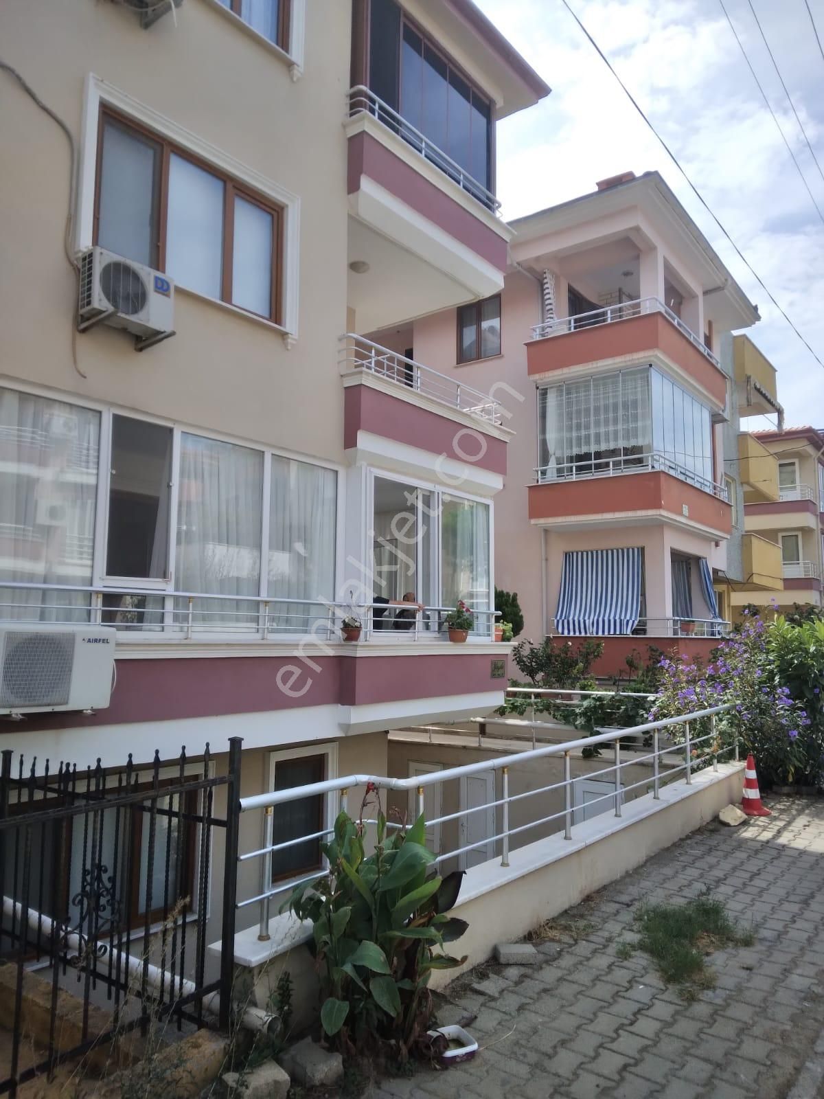 Ayvacık Küçükkuyu Bld. (Gökçetepe) Satılık Daire KÜÇÜKKUYU MERKEZ AYRI MUTFAK 2+1 BAHÇE KULLANIMLI DEPO TAPULU DAİRE