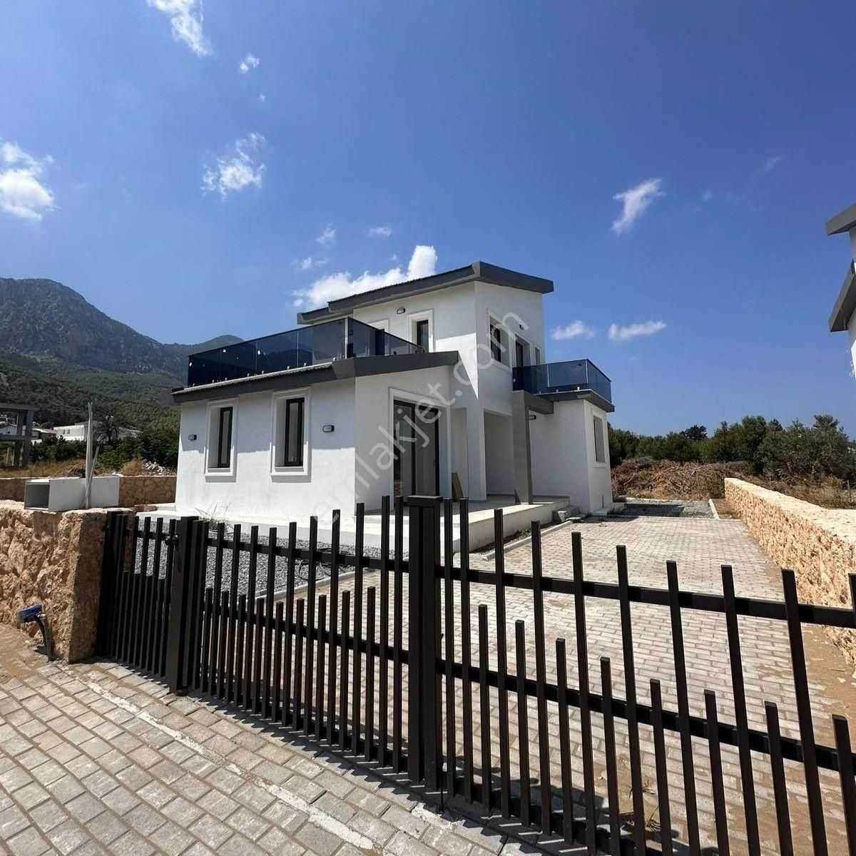 Girne Lapta Köyü Satılık Villa  GİRNE LAPTA'DA DAĞ VE DENİZ MANZARALI  FIRSAT FİYATLI SATILIK YENI BİTMİŞ 3+1 VİLLA !!