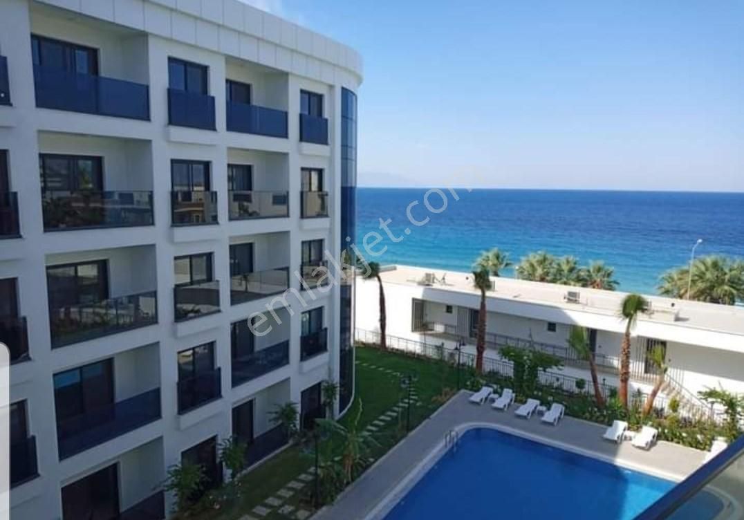 Kuşadası Kadınlar Denizi Satılık Residence Denize Sıfır Havuzlu Site içinde 1+1 Daire