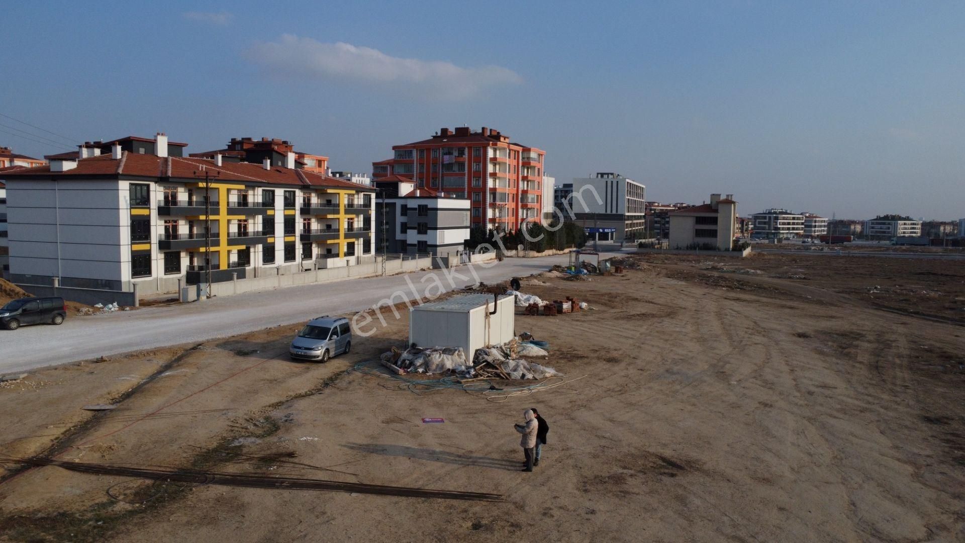 Selçuklu Selahaddin Eyyubi Satılık Konut İmarlı Konya Selçuklu Mete konakları yanında satılık köşe parsel müstakil satılık arsa