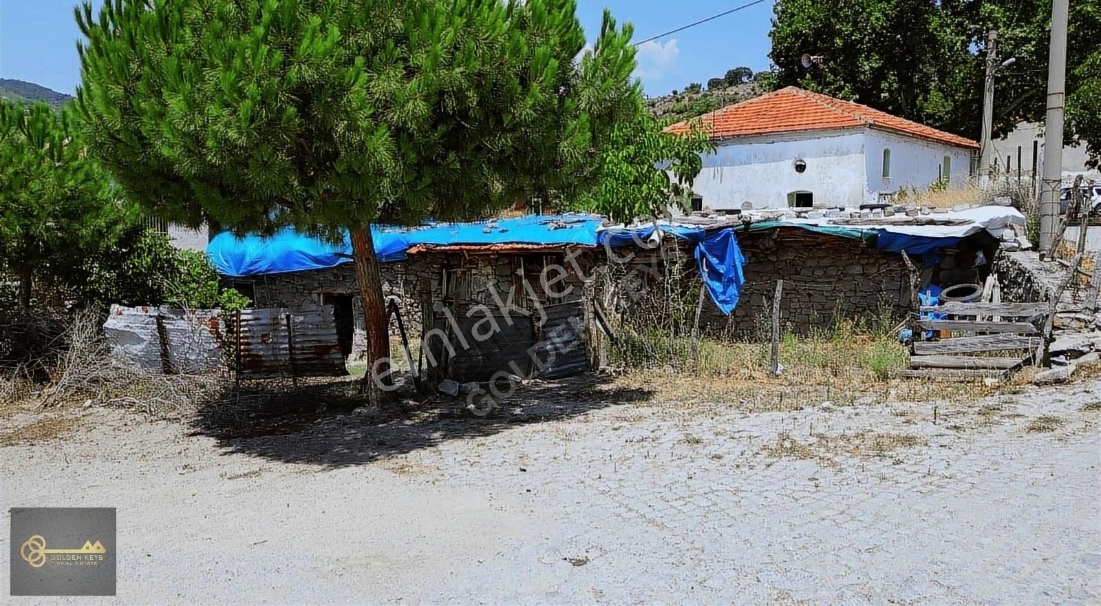 Bergama Yerlitahtacı Satılık Müstakil Ev BERGAMA YERLİTAHTACI´DA KÖY İÇİNDE NİTELİK: AVLULU KARGIR EV